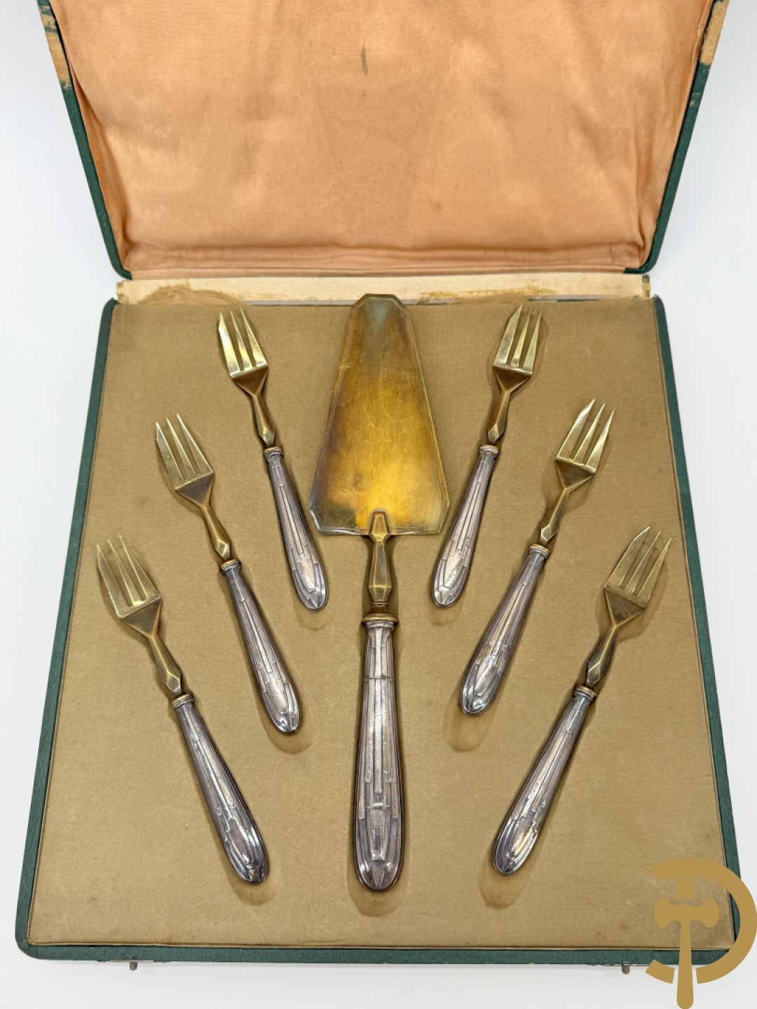 Schrijn met taartschep en 4 dessertvorkjes + 2 theezeefden + wildbestek