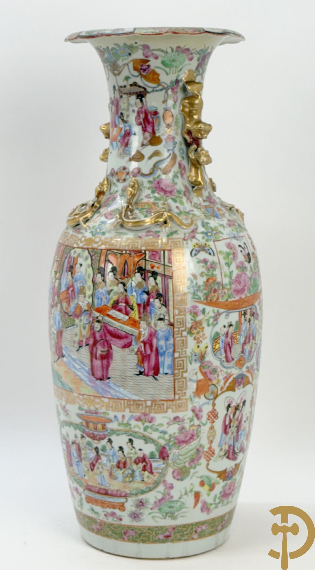 Chinese porseleinen Kanton vaas met geanimeerde hoftaferelen, natuurmotieven, fauna en floradecor