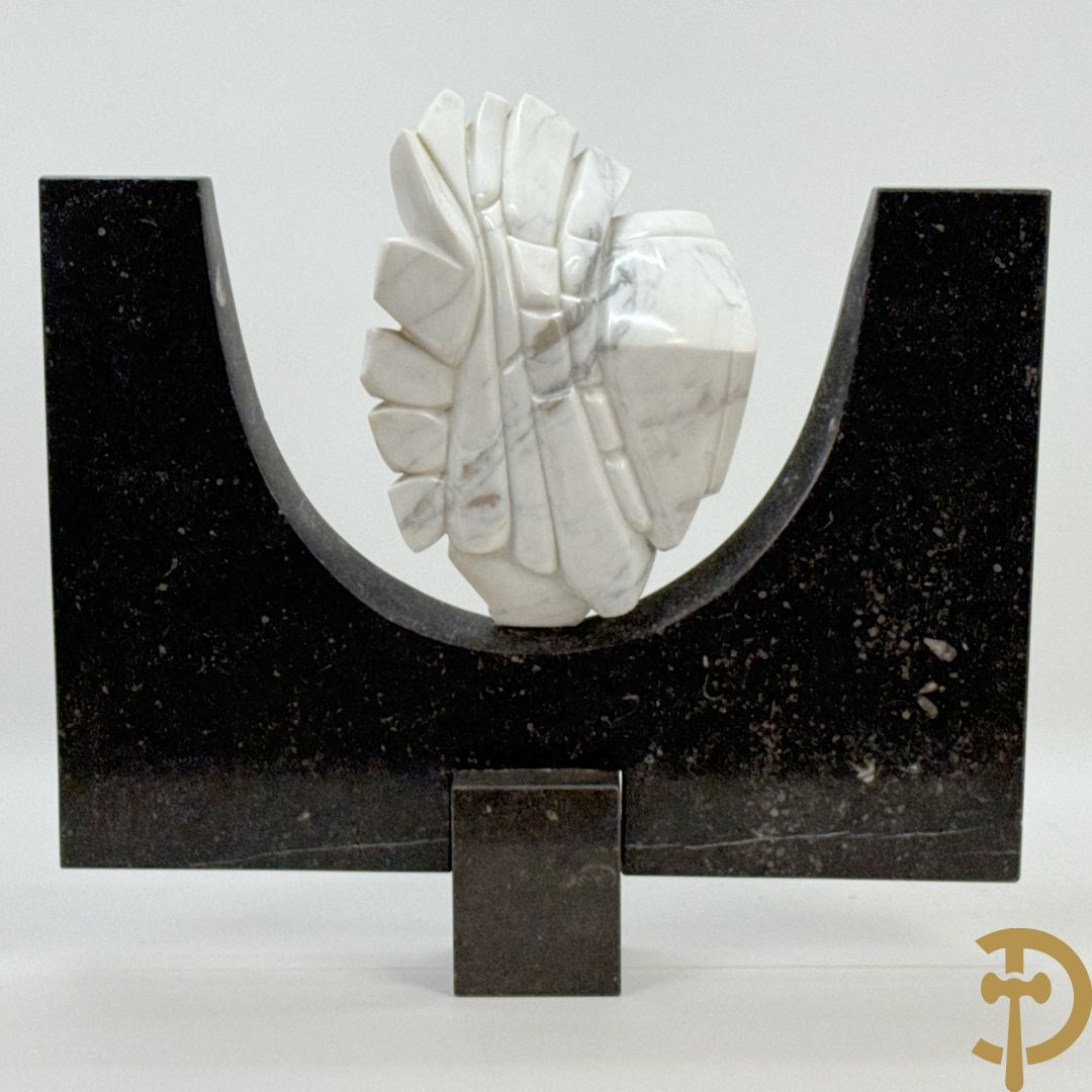 Ongetekend wit marmeren beeld op granieten onderstel