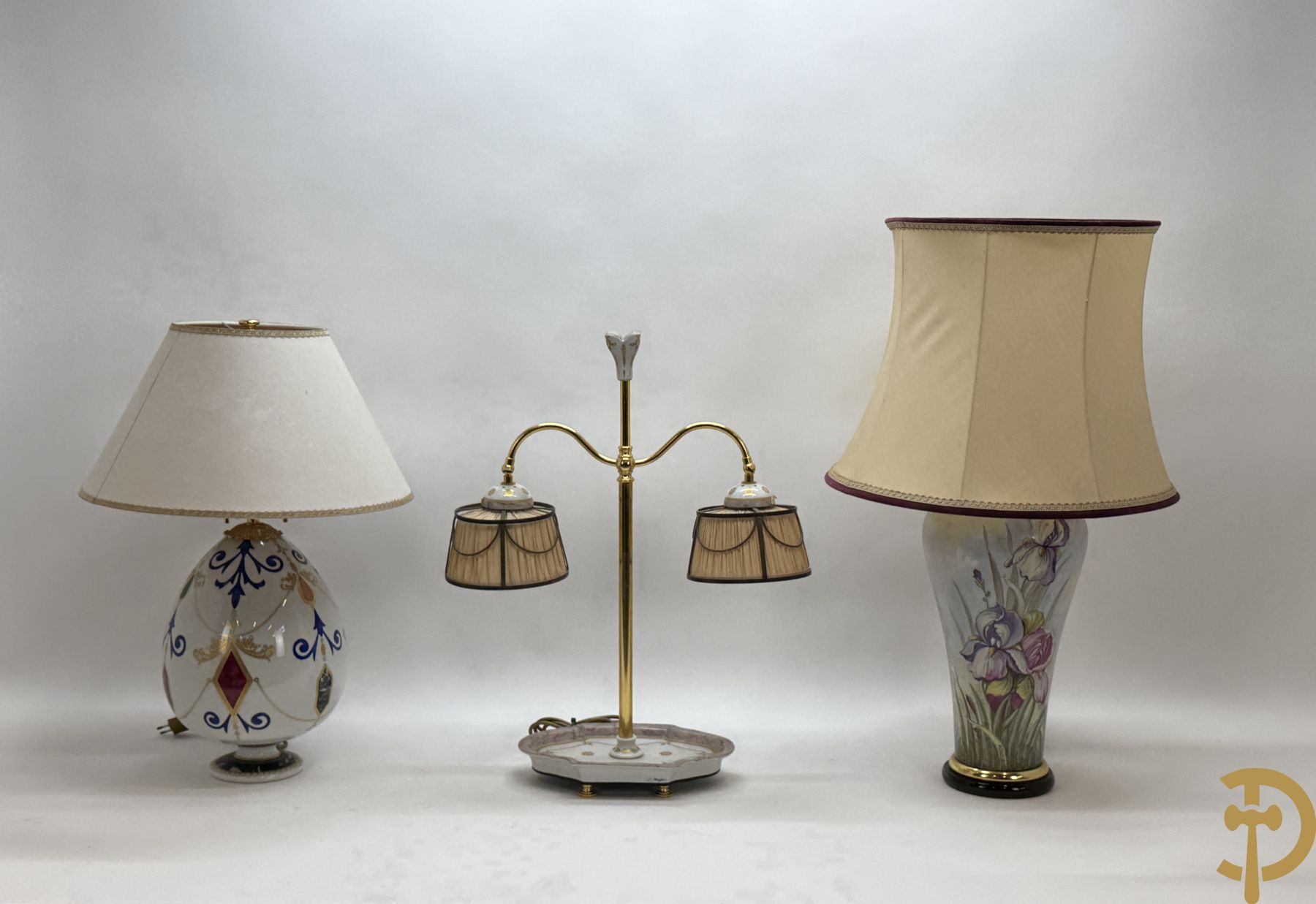 Drie lampadaires van beschilderd porselein, Mangani