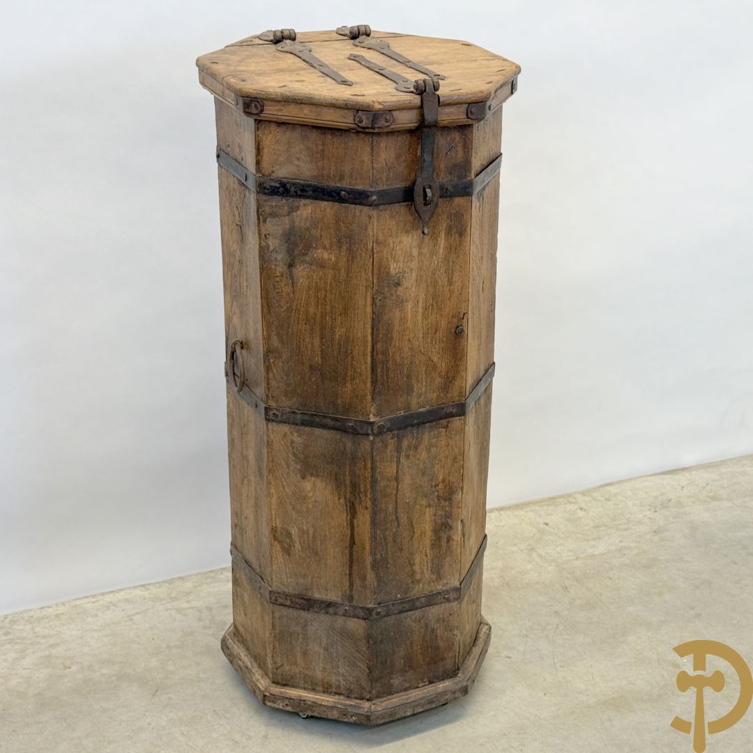 Achthoekig eiken opbergmeubel met smeedijzeren hengsels en geheime ruimte onderaan