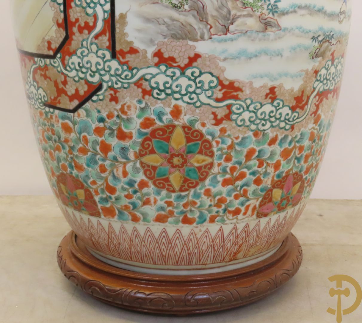 Japanse porseleinen waaiervaas met decor van geisha en krijger, bovenaan met florale motieven