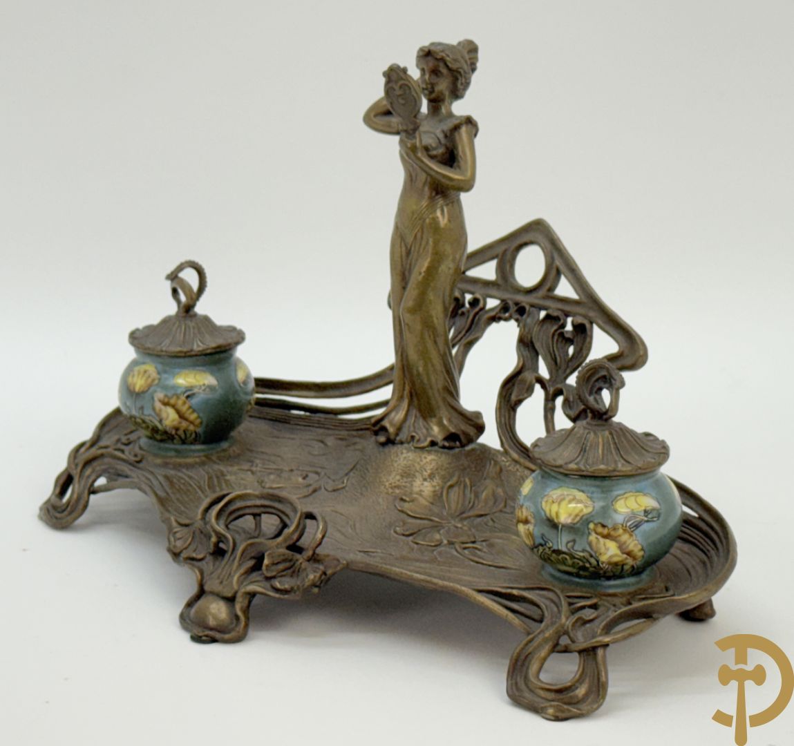 Bronzen inktstel bezet met staande dame met opmaakspiegel en zijdelings met 2 encriers, Art Nouveau stijl