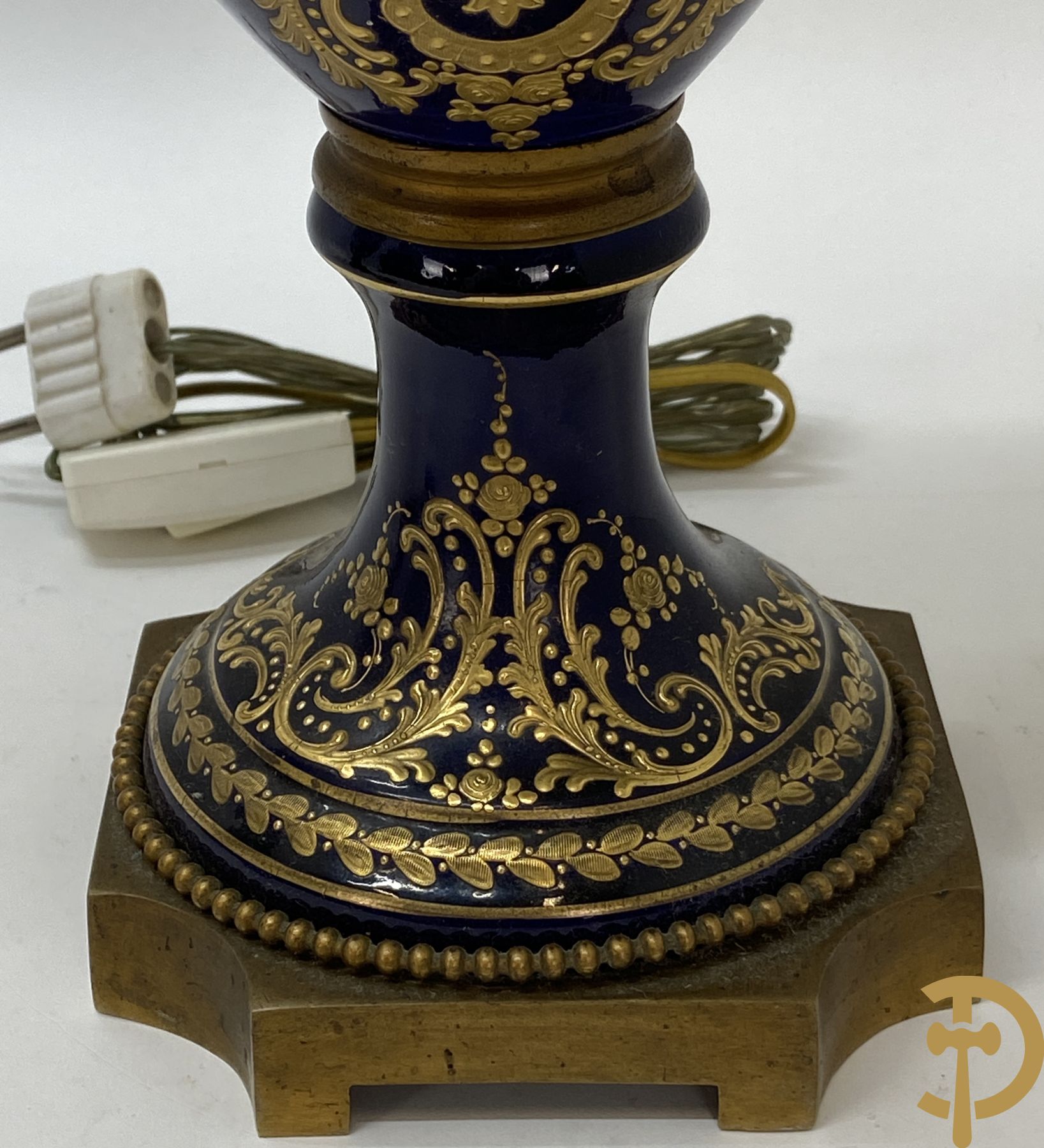 Paar kobaltblauwe porseleinen vazen met dubbel motief als lampadaire