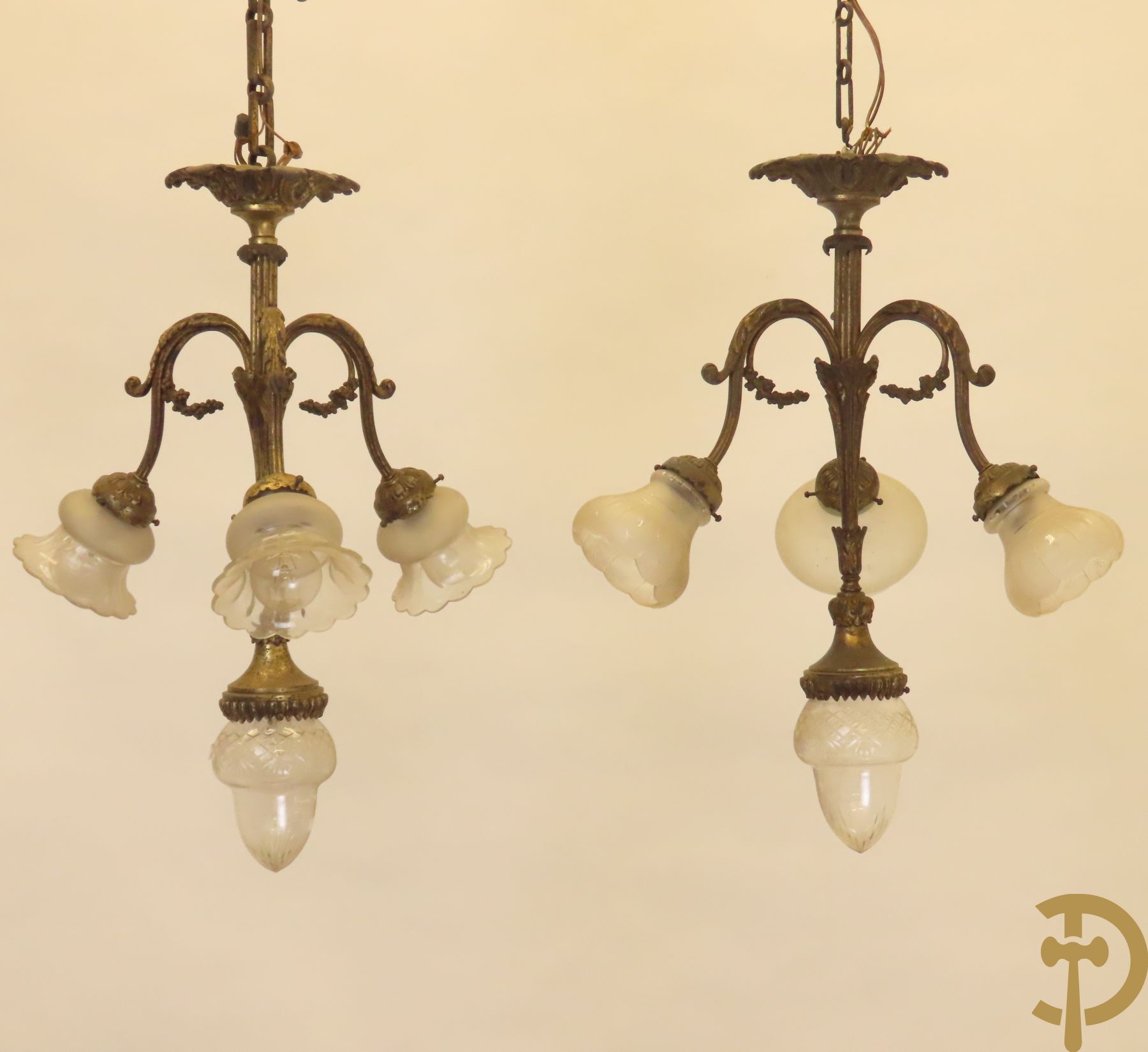 Paar bronzen vierarmige luchters met accanthusranken