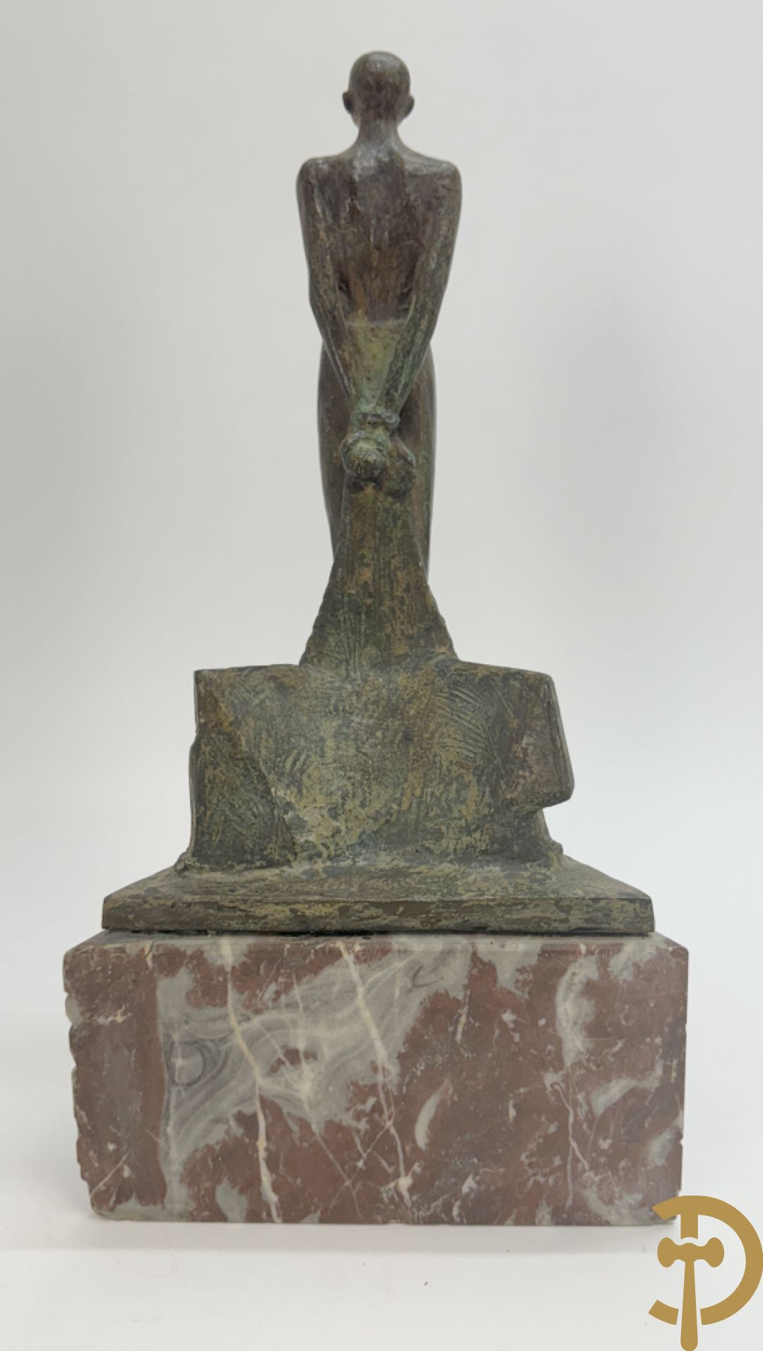 VAN CuL...(?) onleesbaar getekend achteraan Bronzen boegbeeld W.O. II Duits met tekens op marmeren sokkel