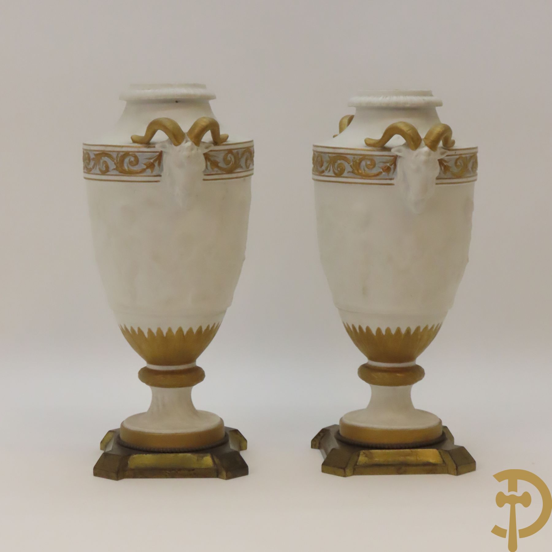 Paar porseleinen vazen met ramskoppen en basrelief van cupido