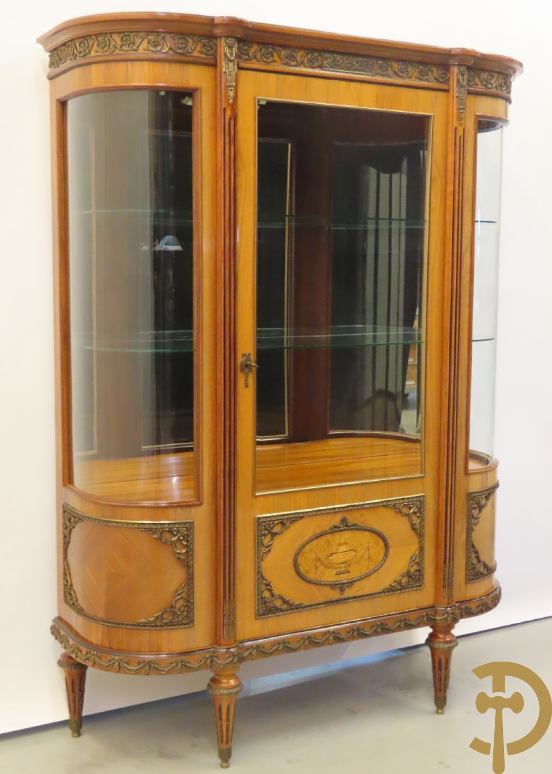 Notelaren eetkamer Louis XVI stijl bestaande uit vijfdeursdressoir met bloemenmarquetterie, bronsbeslag en wit marmeren blad, ovale uittrekbare tafel, 6 stoelen met leder bekleed en gegalbeerde vitrine met geslepen ruitjes