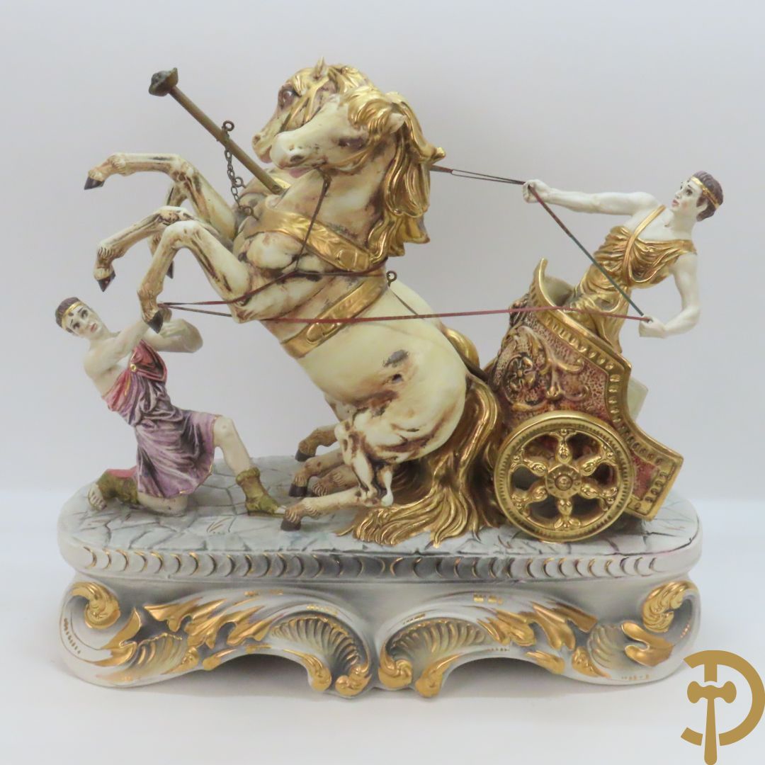 Beeld van strijdwagen met steigerende paarden 