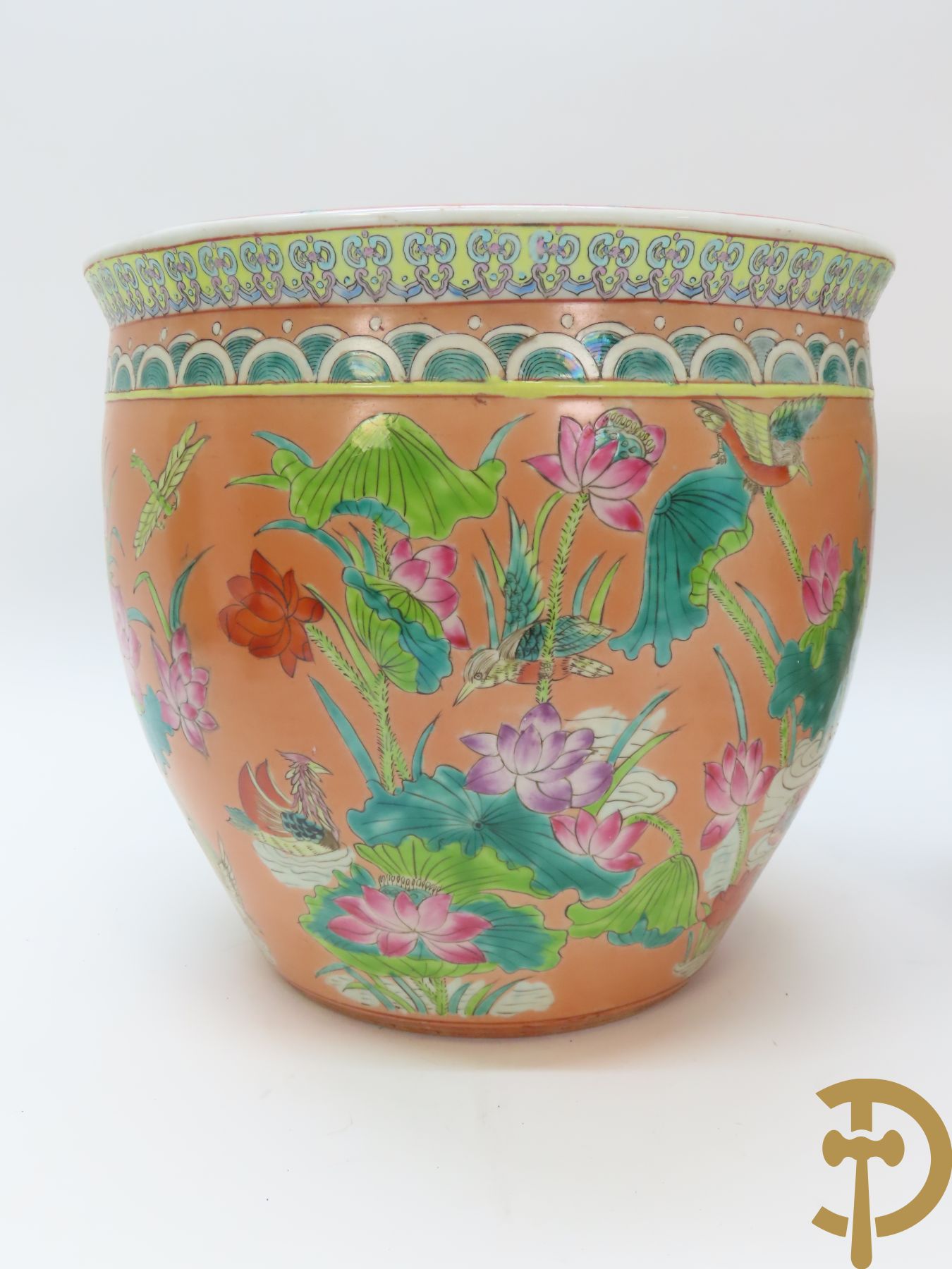 Paar Chinese porseleinen cachepots met bloemendecor en binnenin met visdecor