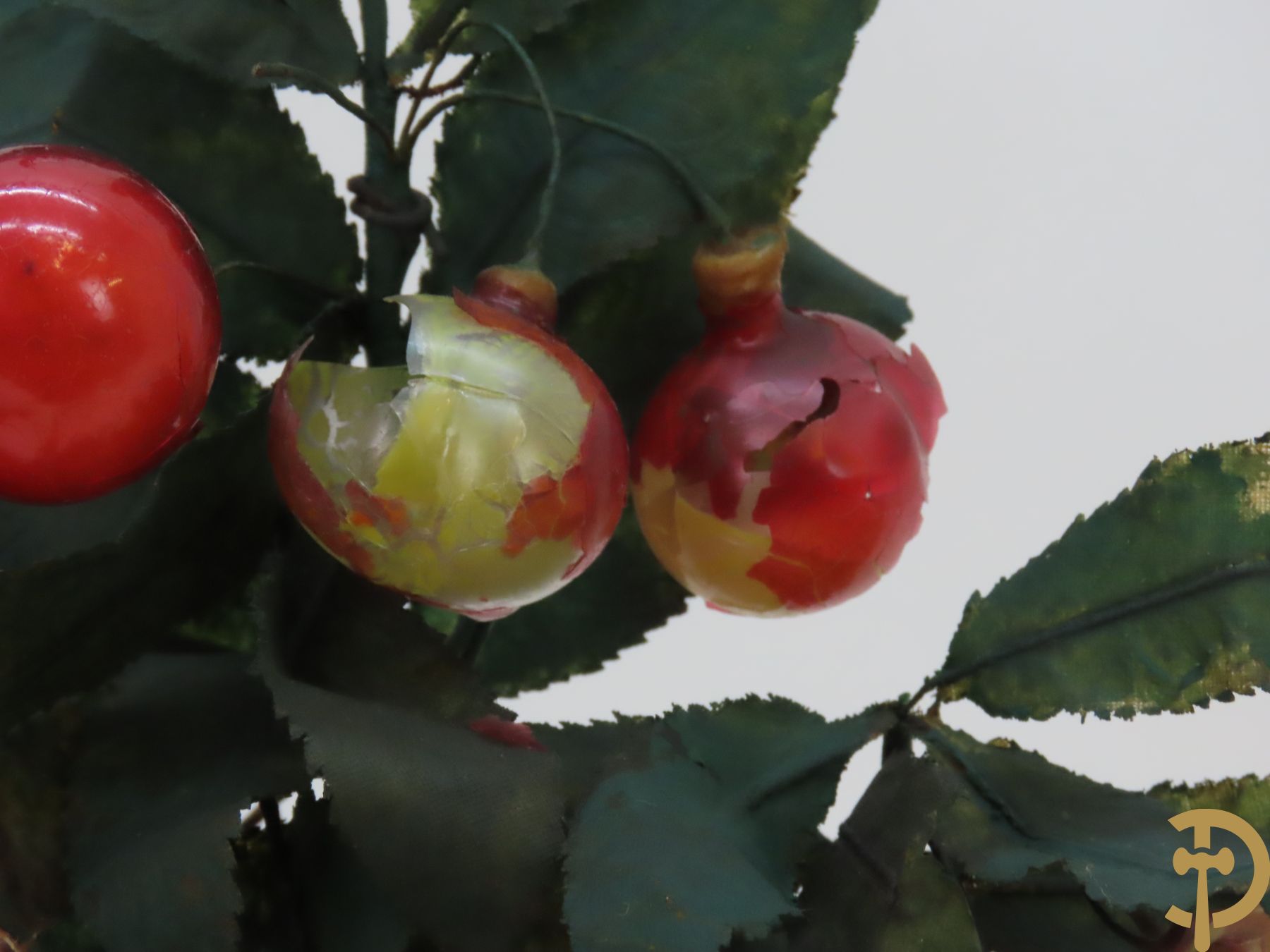 Paar globes met glazen fruit in Vieux Paris vaasjes met verlichting