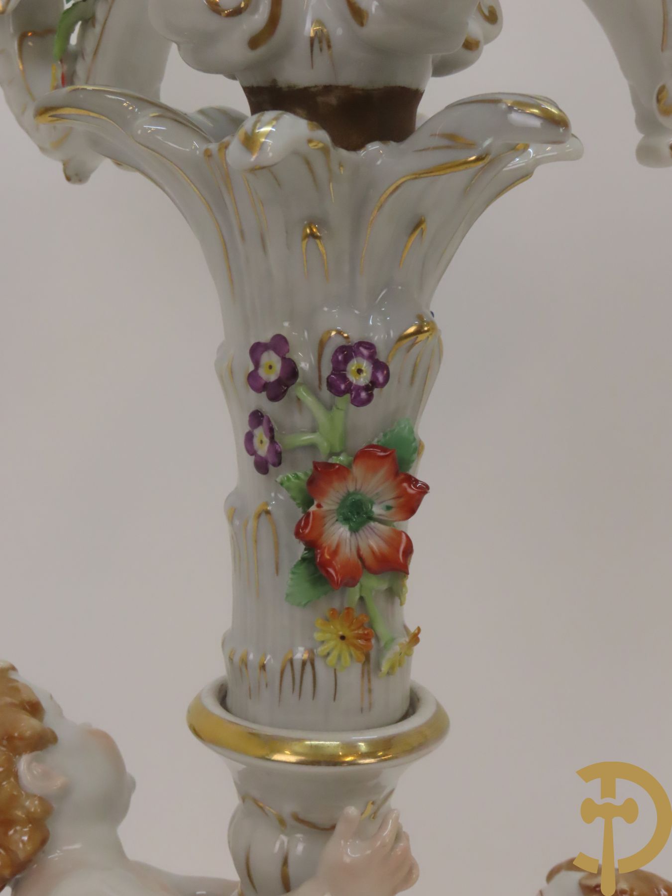 Twee porseleinen vijfarmige kandelaars met cupido