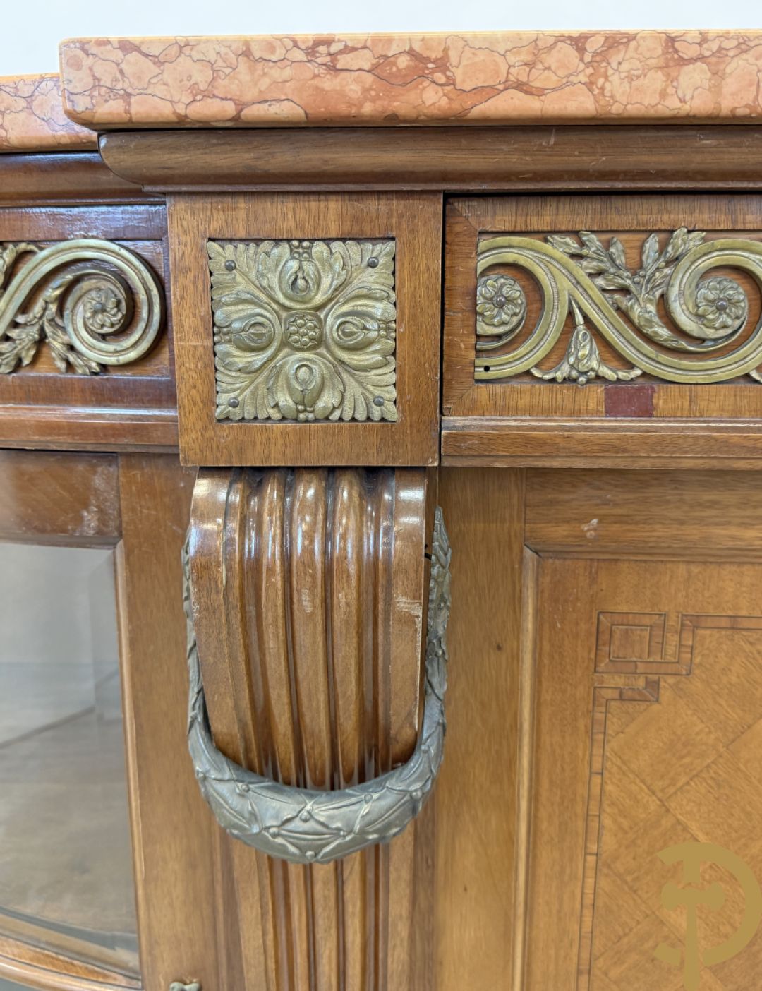 Art deco Decoene vierdeursdressoir in notelaar fineer met gebogen beglaasde deuren opzij en bezet met bronzen ornamenten - bovenaan met marmeren blad