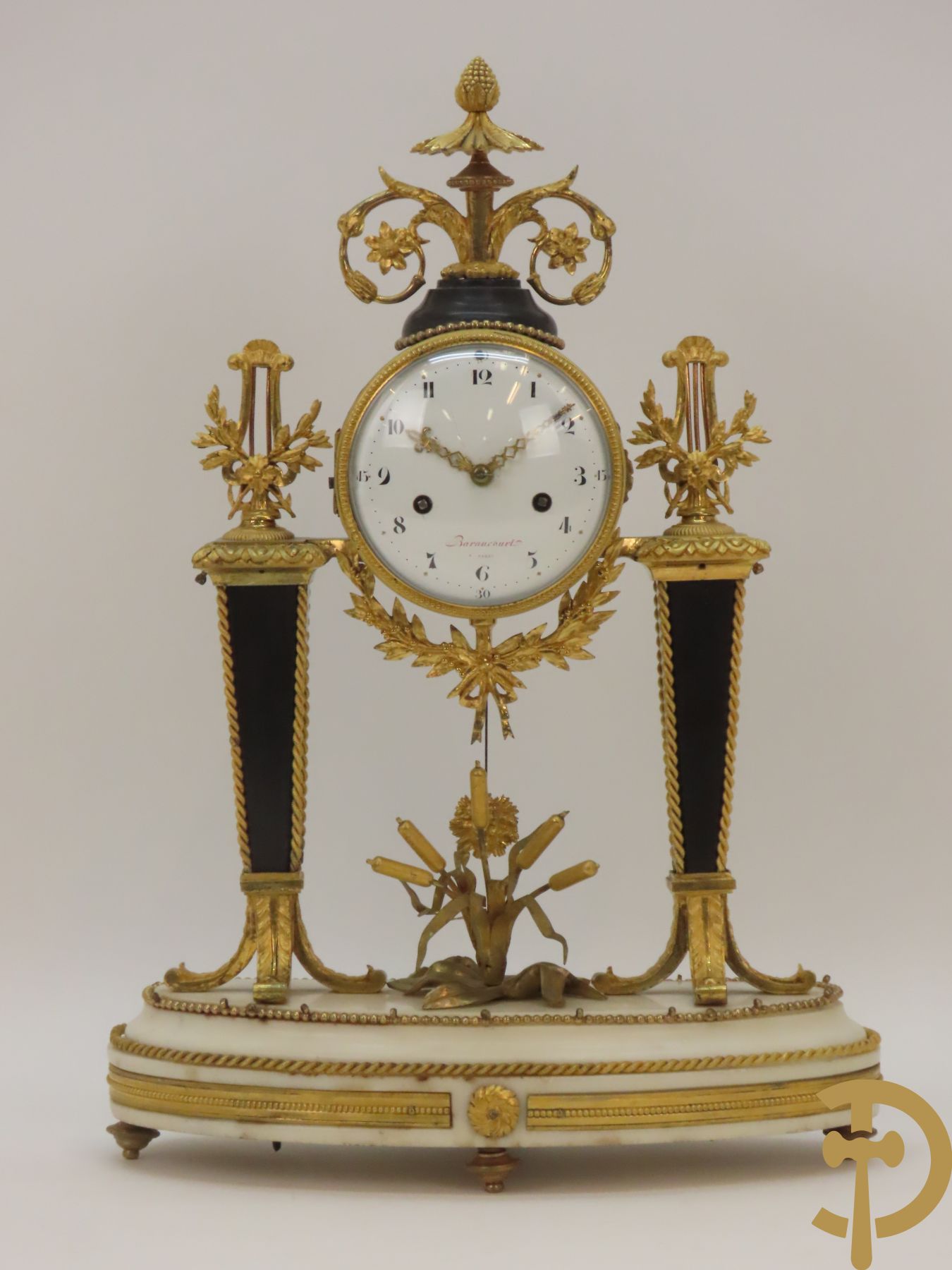 Louis XVI pendule bezet met harten en accanthusranken, binnenin met lisdoddes, Barancourt à Paris getekend