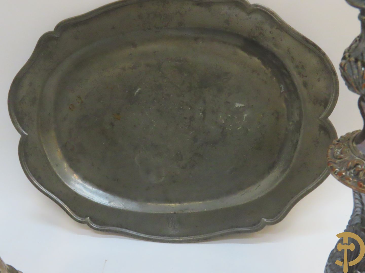 Reeks verzilverde kandelaars met rocailles + paar koperen kandelaars + houten kandelaar + 2 tinnen schotels + bestek e.a.