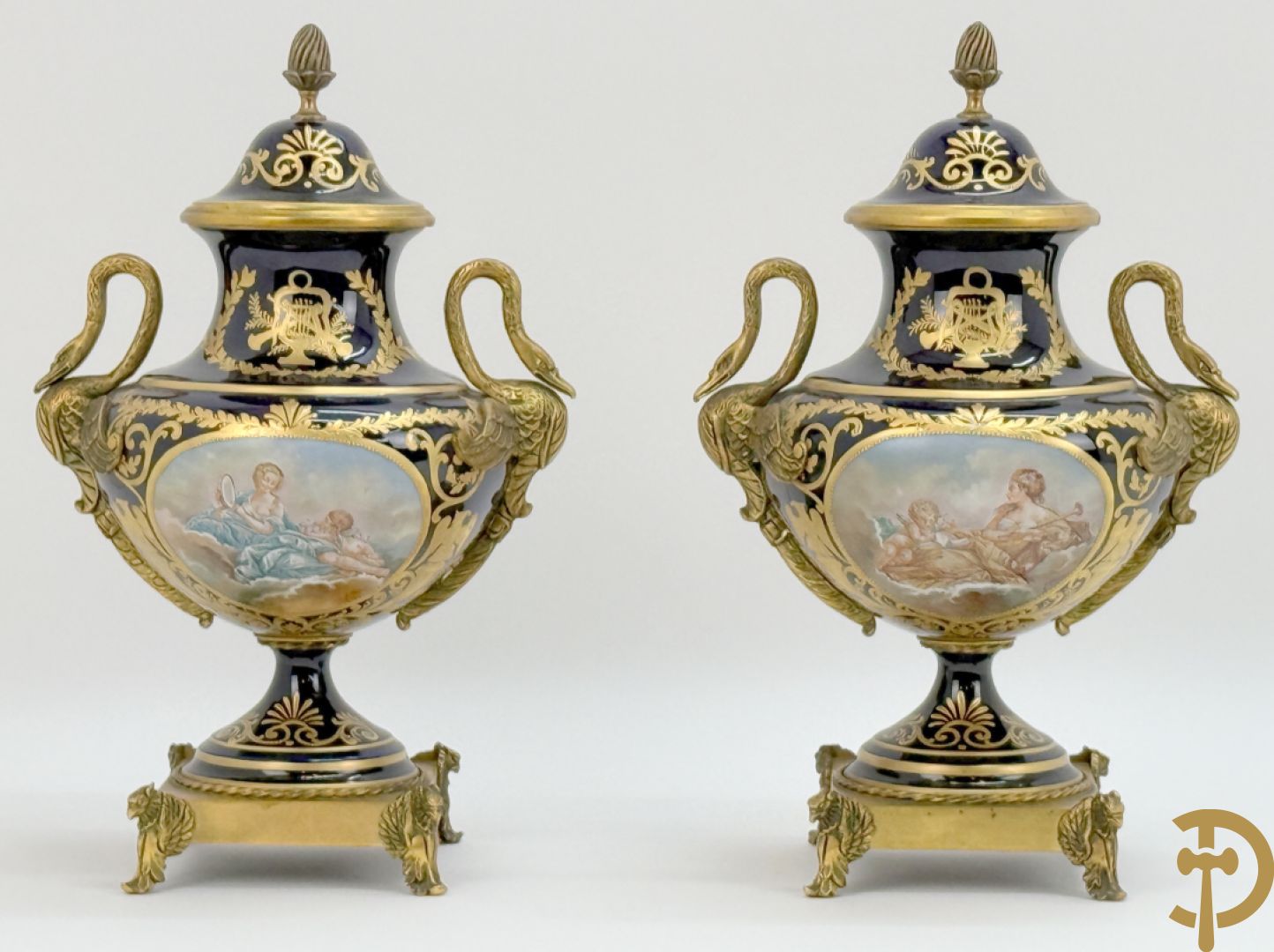 Paar porseleinen Sèvres cassolettes met handbeschilderd romantisch decor op blauwe fond, zijdelings met bronzen zwanen, Chateaux de Sceaux  gemerkt onderaan, Missant J. getekend