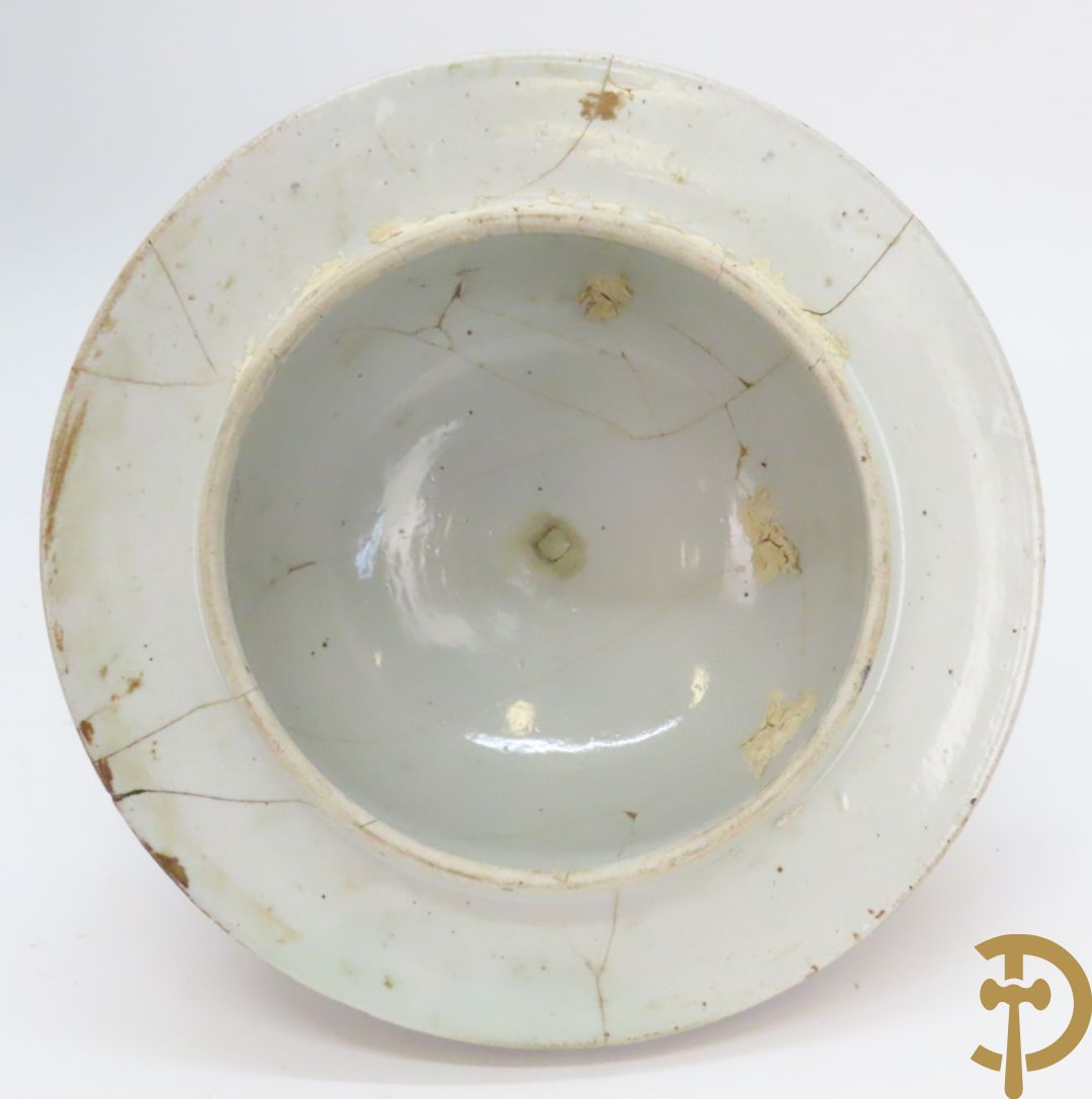 Grote Japanse Imari dekselpotiche bezet met fo hond en natuurtaferelen