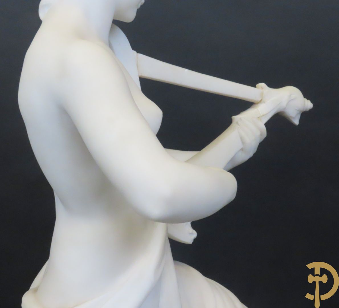 Prof. Fagioli Firenze getekend : Witte marmersculptuur van zittende dame met ontblote boezem met muziekinstrument