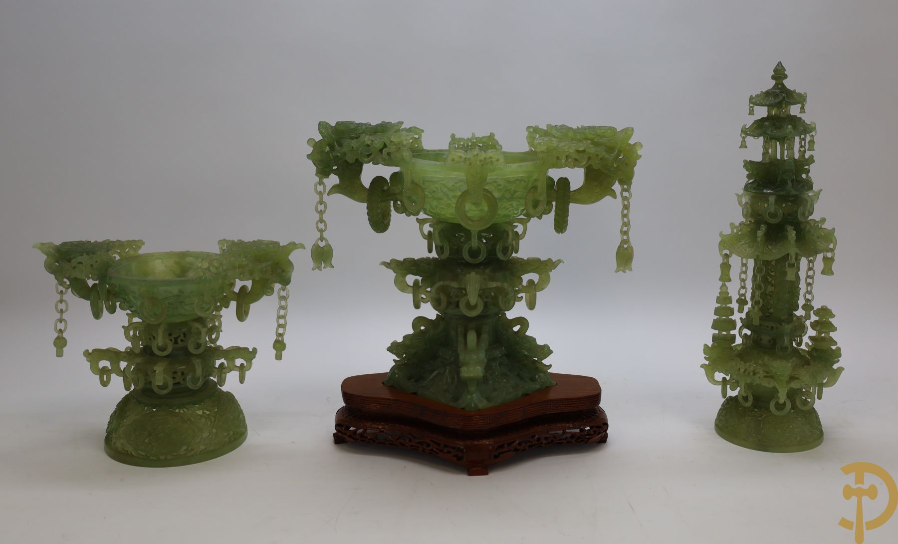 Grote handgesculpteerde brule parfum in jade, onderaan met draken en bovenaan met tempel - driedelig