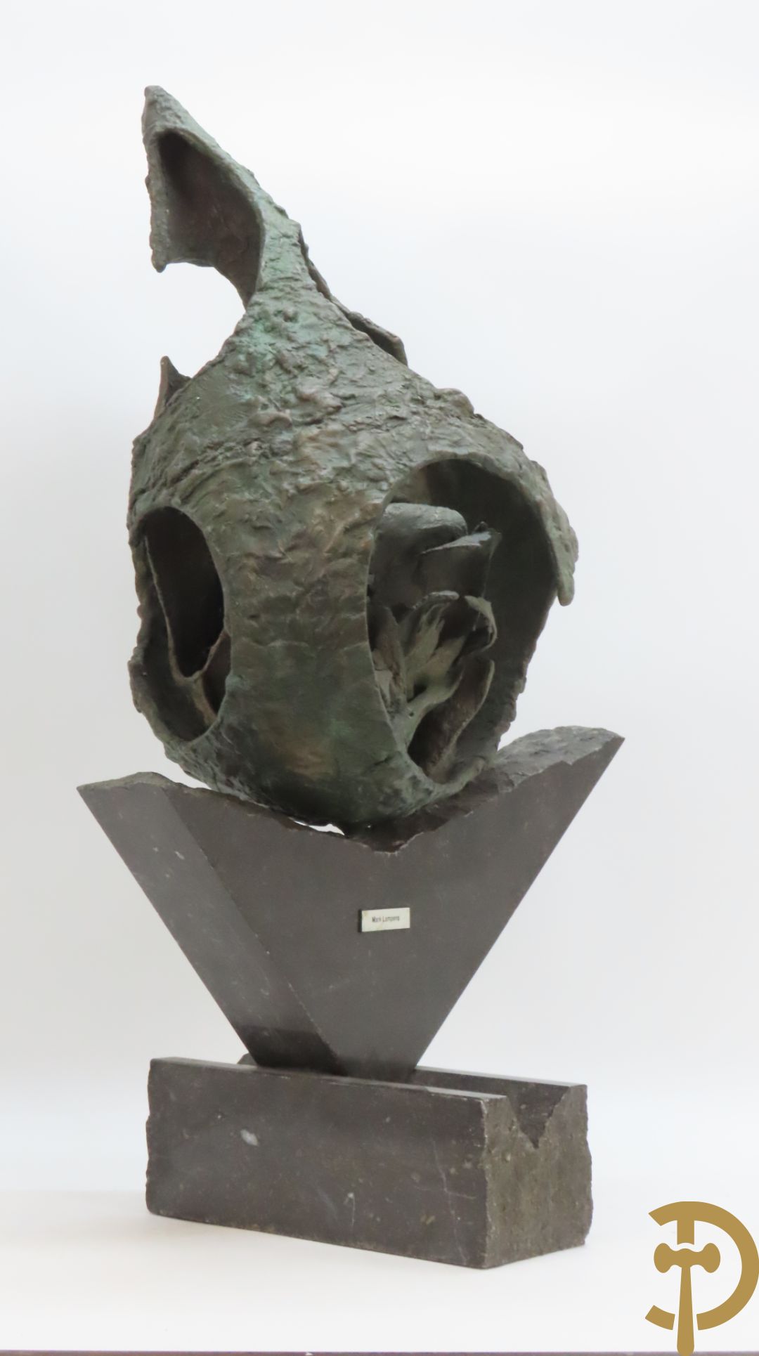 LAMPENS Mark getekend op arduinene sokkel - Kegelvormige bronssculptuur met grillig rolwerk