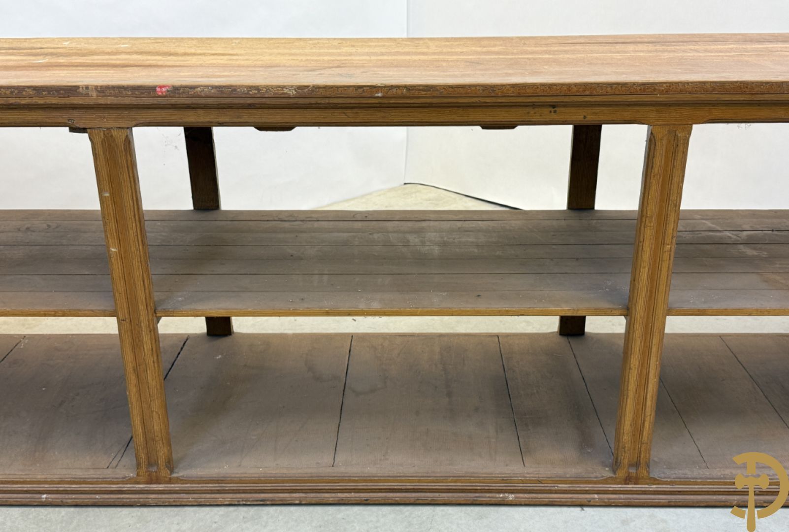 Pine winkeltoog met étagère in faux bois beschilderd