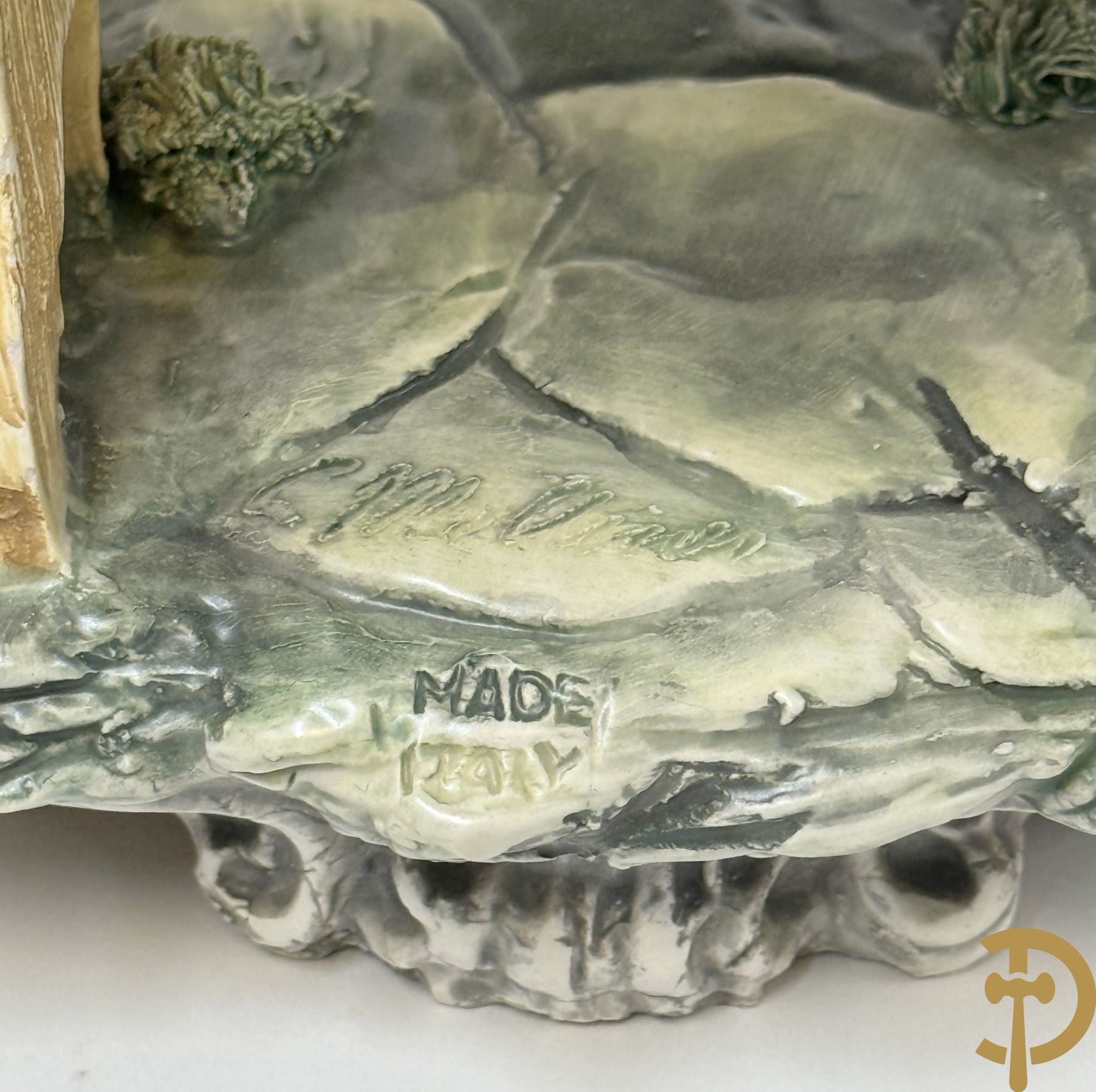 Twee grote Italiaanse groepen in 
gekleurde biscuit : jongens plukken appels - onderonsje aan tafel + 4 groepen in gekleurde Italiaanse biscuit