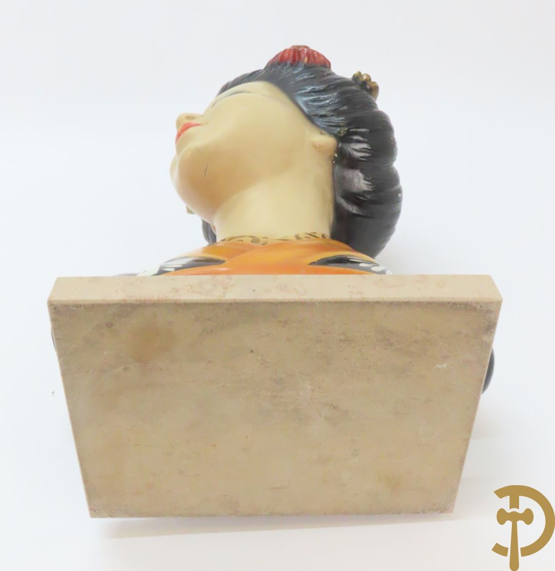 Gipsen damesbuste van Japanse schone op marmeren sokkel