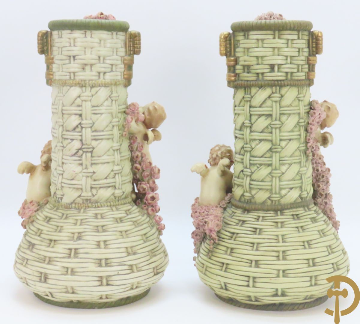 Paar meerkleurige faience vazen,  Austria gemerkt, met cupido