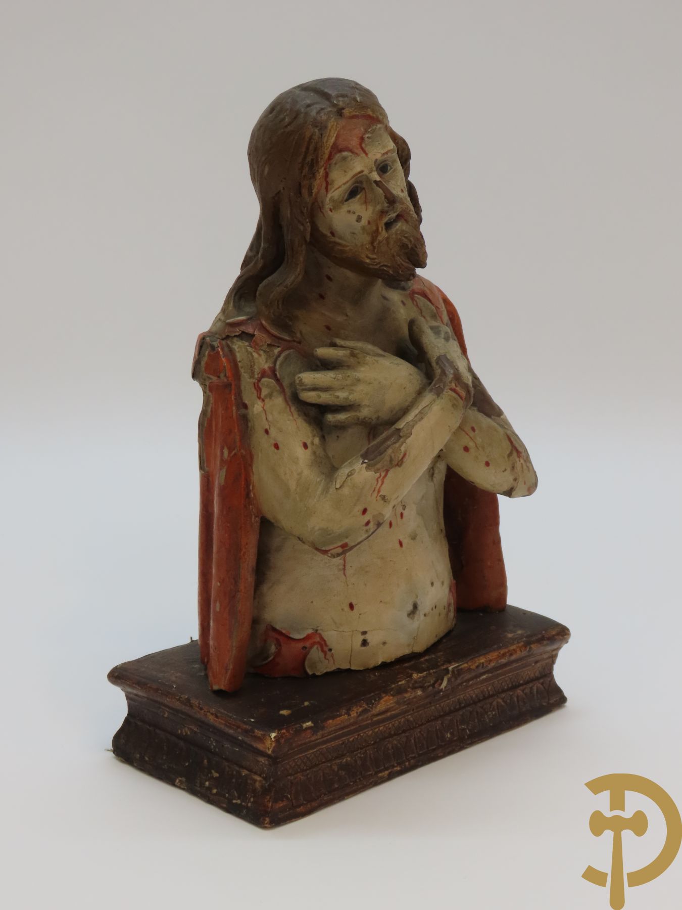 Gepolychromeerde houtsculptuur van buste van Christus met gekruiste armen dragende een rode mantel