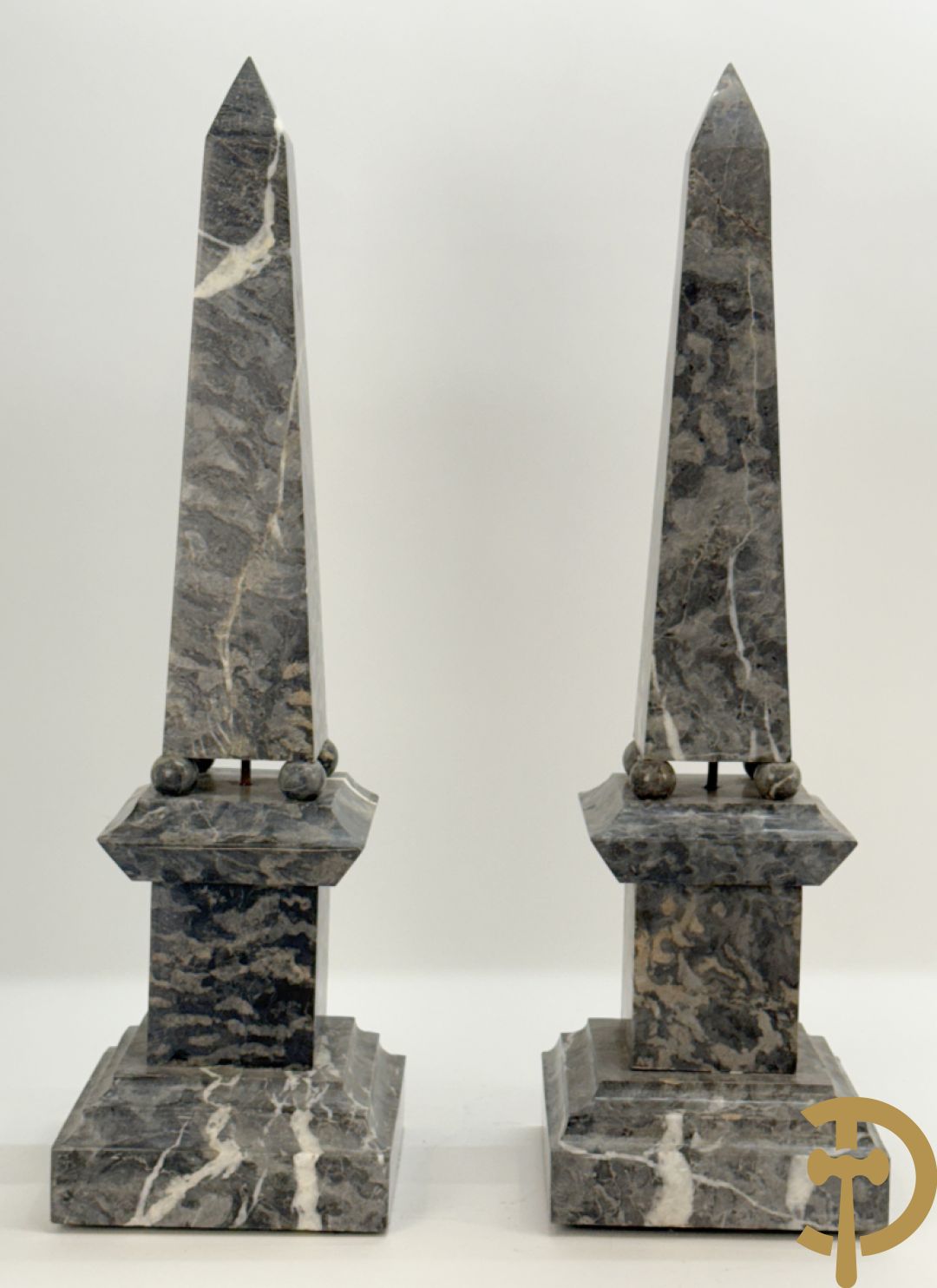 Paar marmeren obelisken