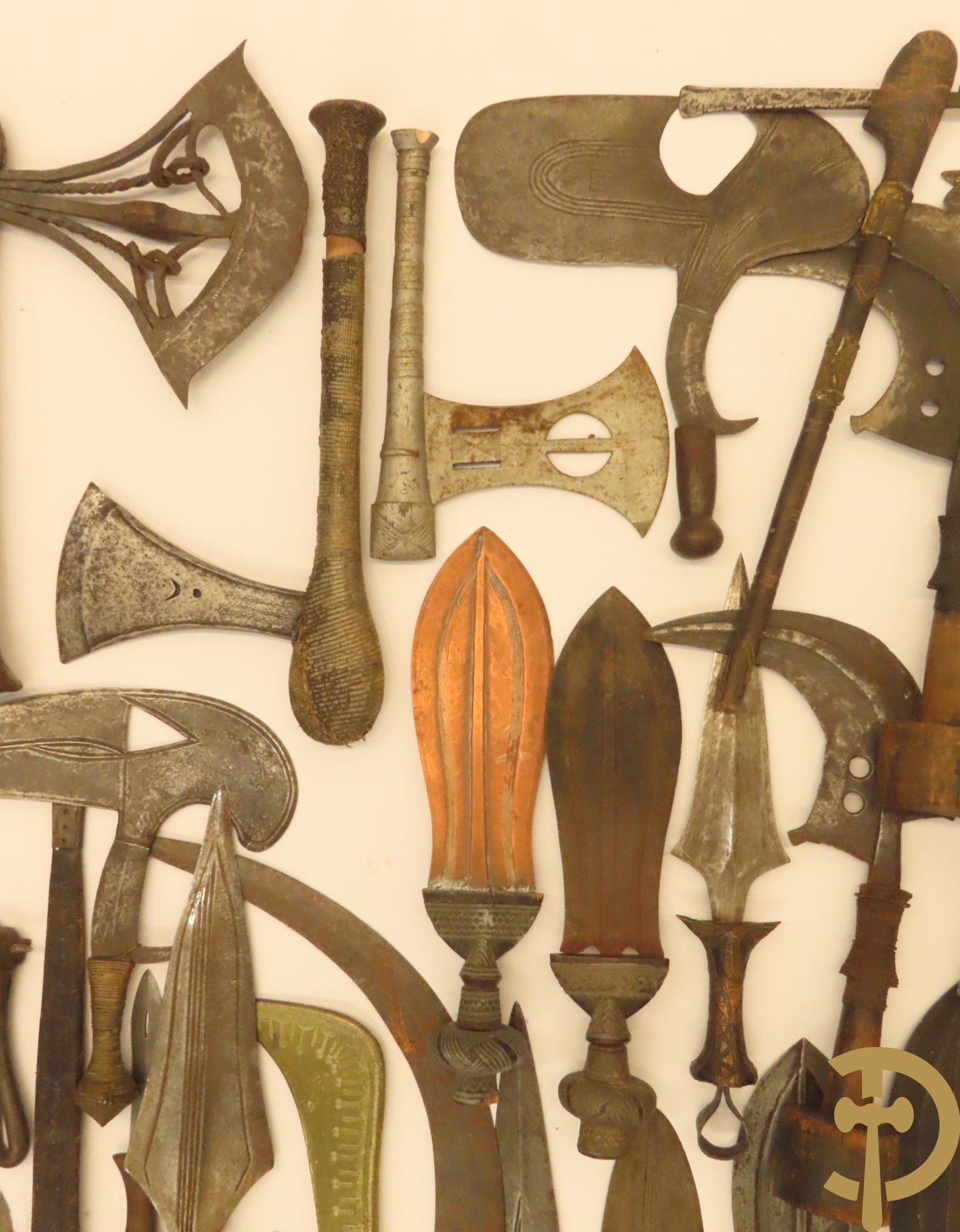 Verzameling mooi bewerkte Afrikaanse machetes, messen, speren, bijlen e.a.