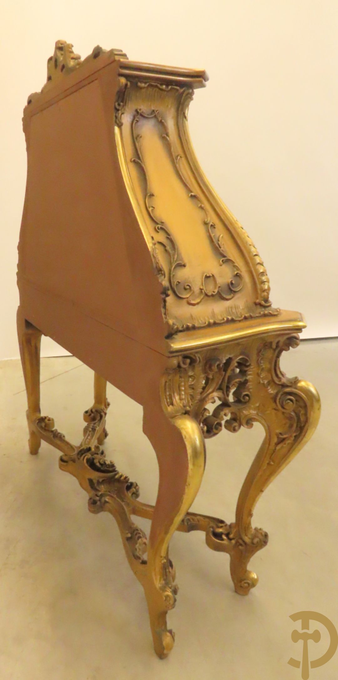 Uitzonderlijke vergulde bar met accanthusranken en bloemenmotieven op voluutvormige poten