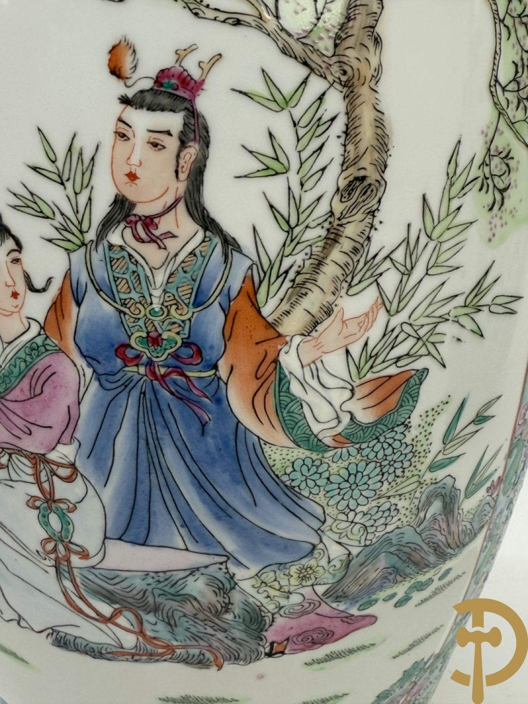 Paar Chinese vazen met geishadecor, rondom bezet met bloemen