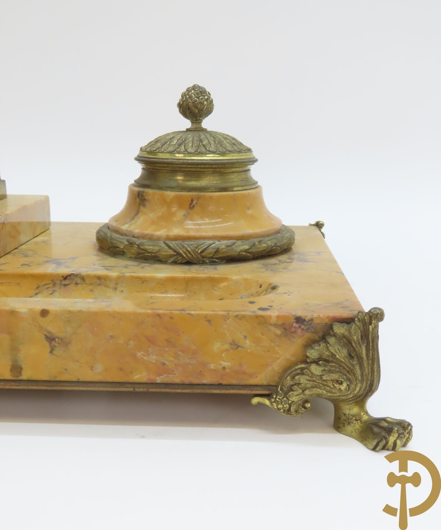 Marmeren inktstel met centraal verguld bronzen beeld met figuur van Lorenzo De Medici naar Michelangelo marmeren brievenhouder