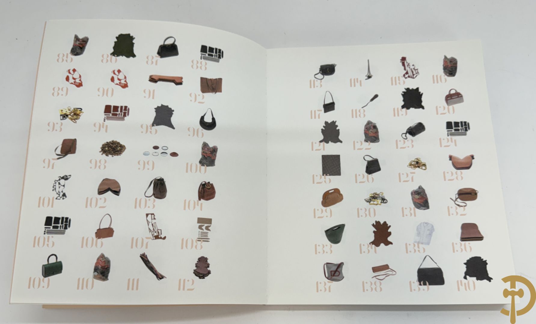 Bruine en zwart lederen handtas Delvaux + boek van Delvaux met documentatie