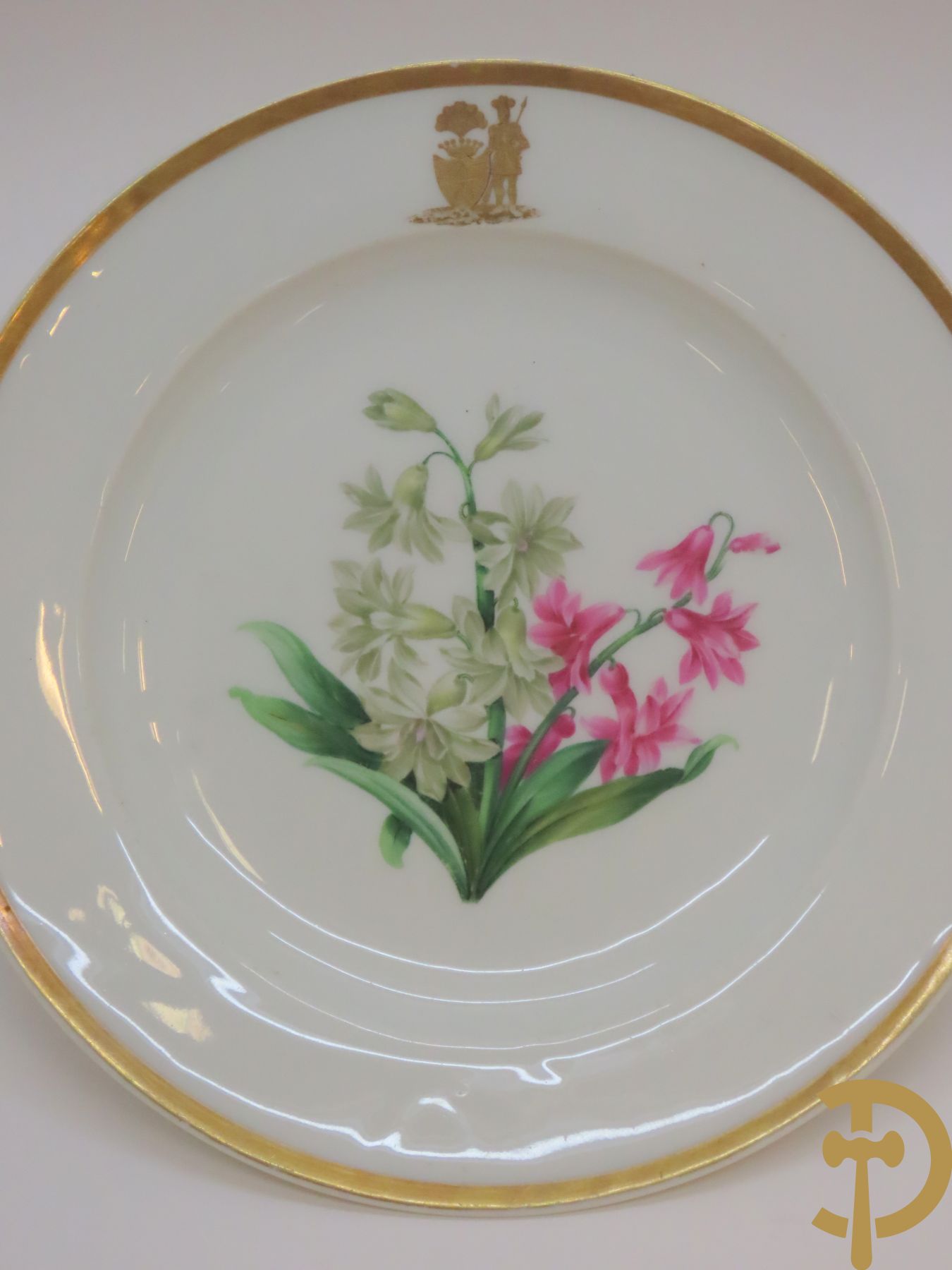 Zes porseleinen borden onder gemerkt met zwaarden / Meissen : 1 bord met stadstafereel, 1 verlucht bord met drakendecor, 1 bord met vogeldecor, 1 met bloemen en 2 met bloemendecor omgeven door vergulde rand