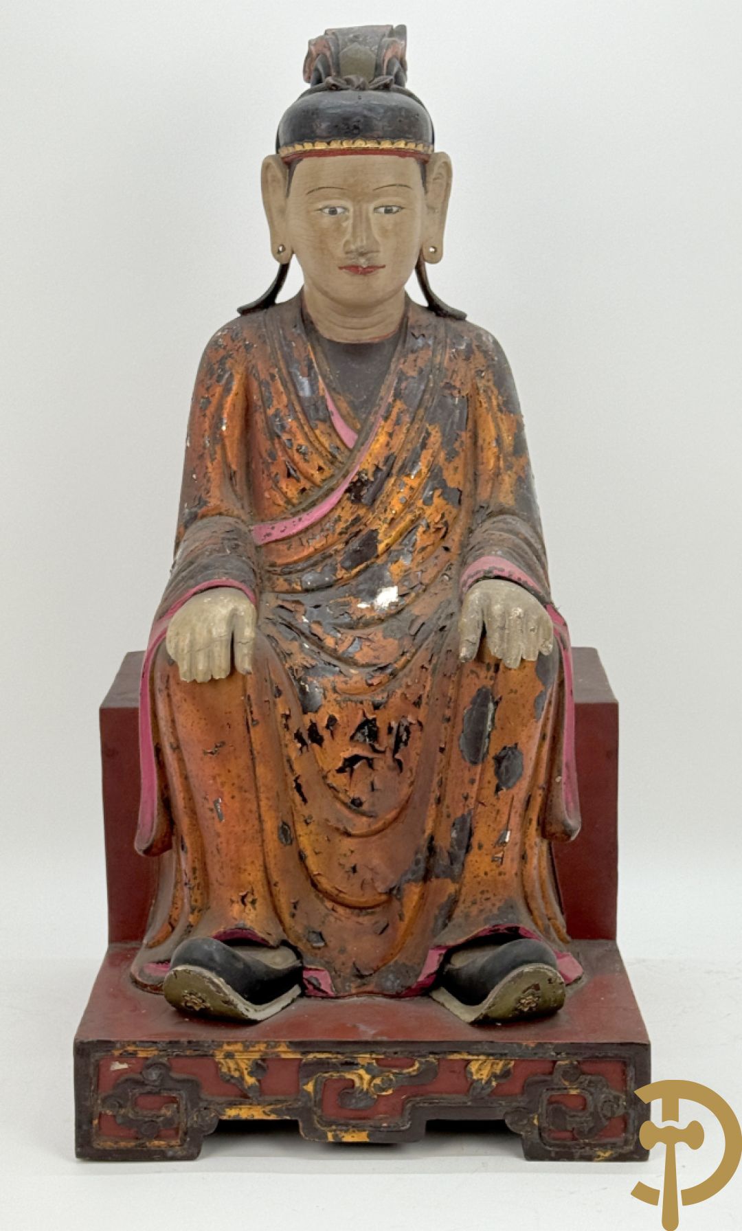 Houtgesculpteerd en gepolychromeerd zittend boedhistisch figuur