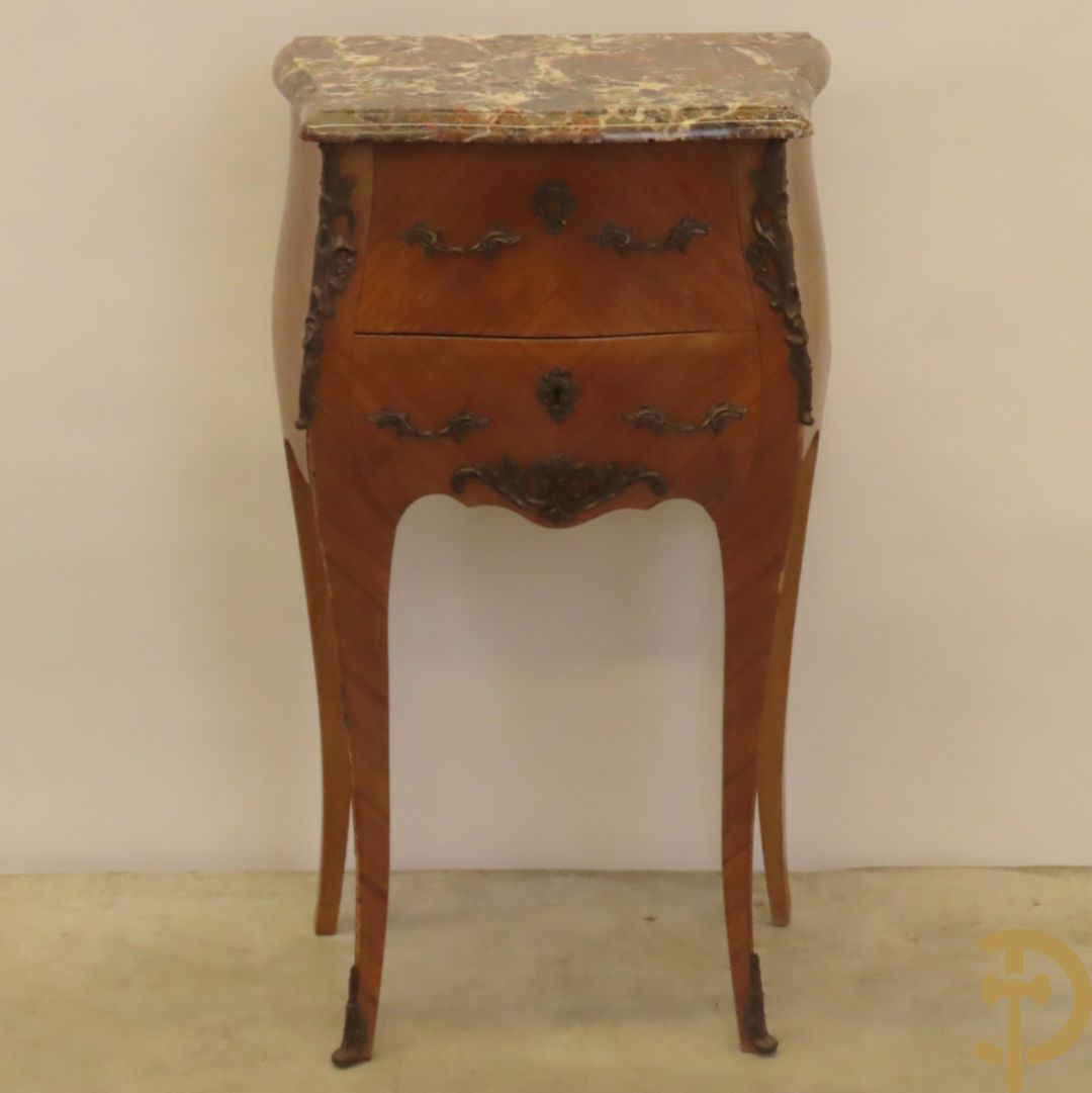 Kleine bijzetkast met 2 lades en bezet met bronzen ornamenten en marmeren blad