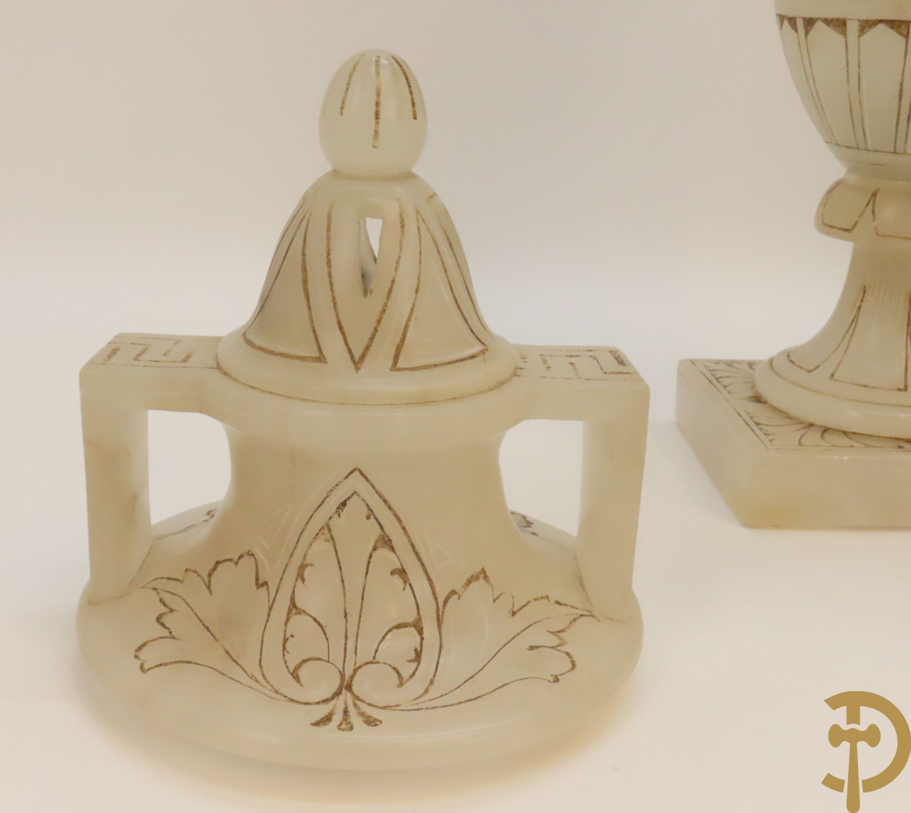 Paar handgesculpteerde onix marmeren Italiaanse potiches met accanthusraken en meanderend decor