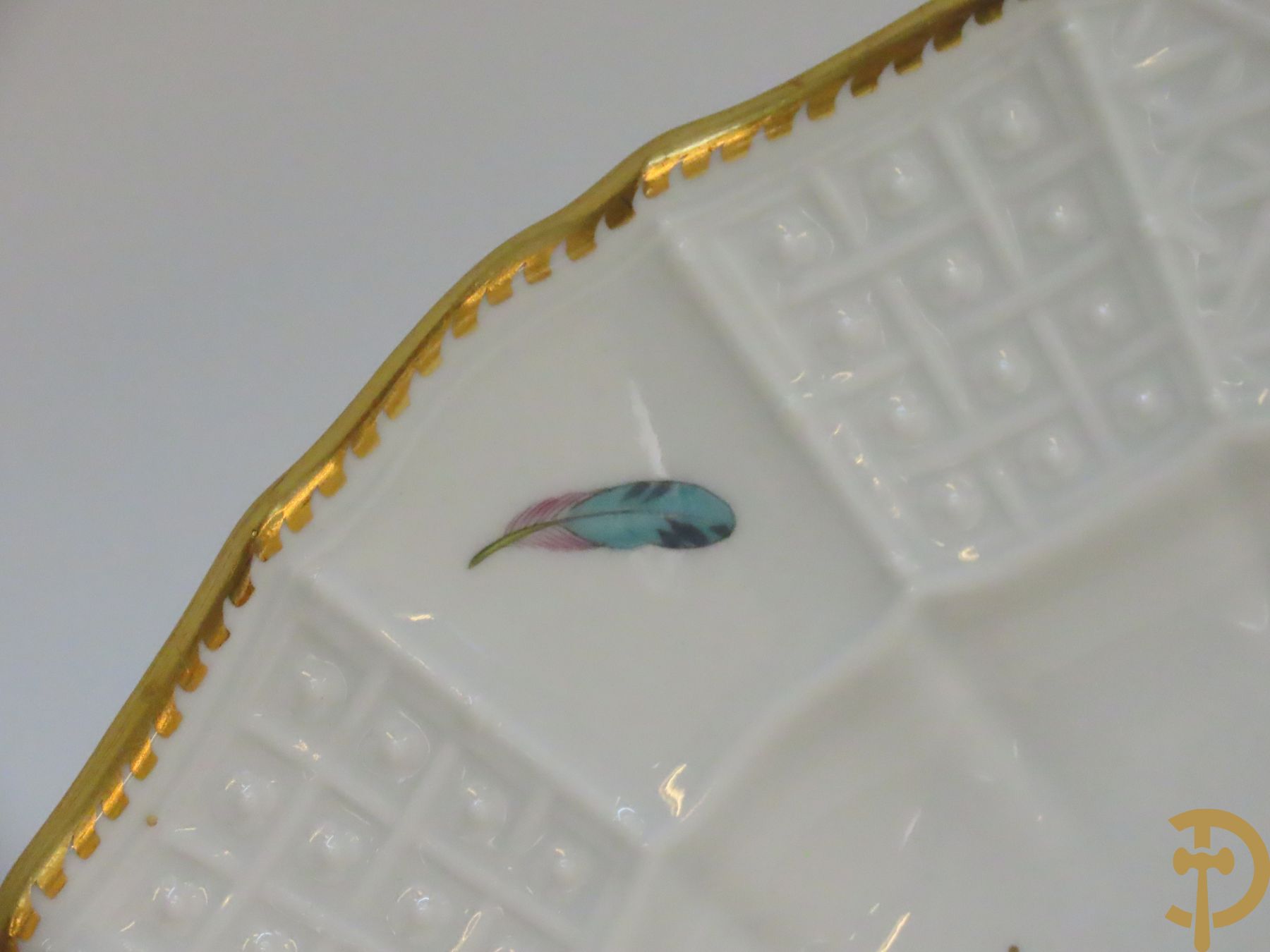 Zes porseleinen borden onder gemerkt met zwaarden / Meissen : 1 bord met stadstafereel, 1 verlucht bord met drakendecor, 1 bord met vogeldecor, 1 met bloemen en 2 met bloemendecor omgeven door vergulde rand