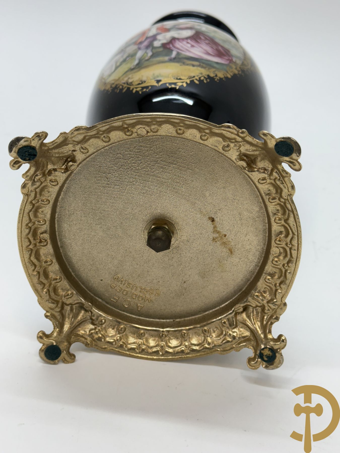 Paar kobaltblauwe porseleinen vazen met romantisch decor op koperen voet, ACF gemerkt