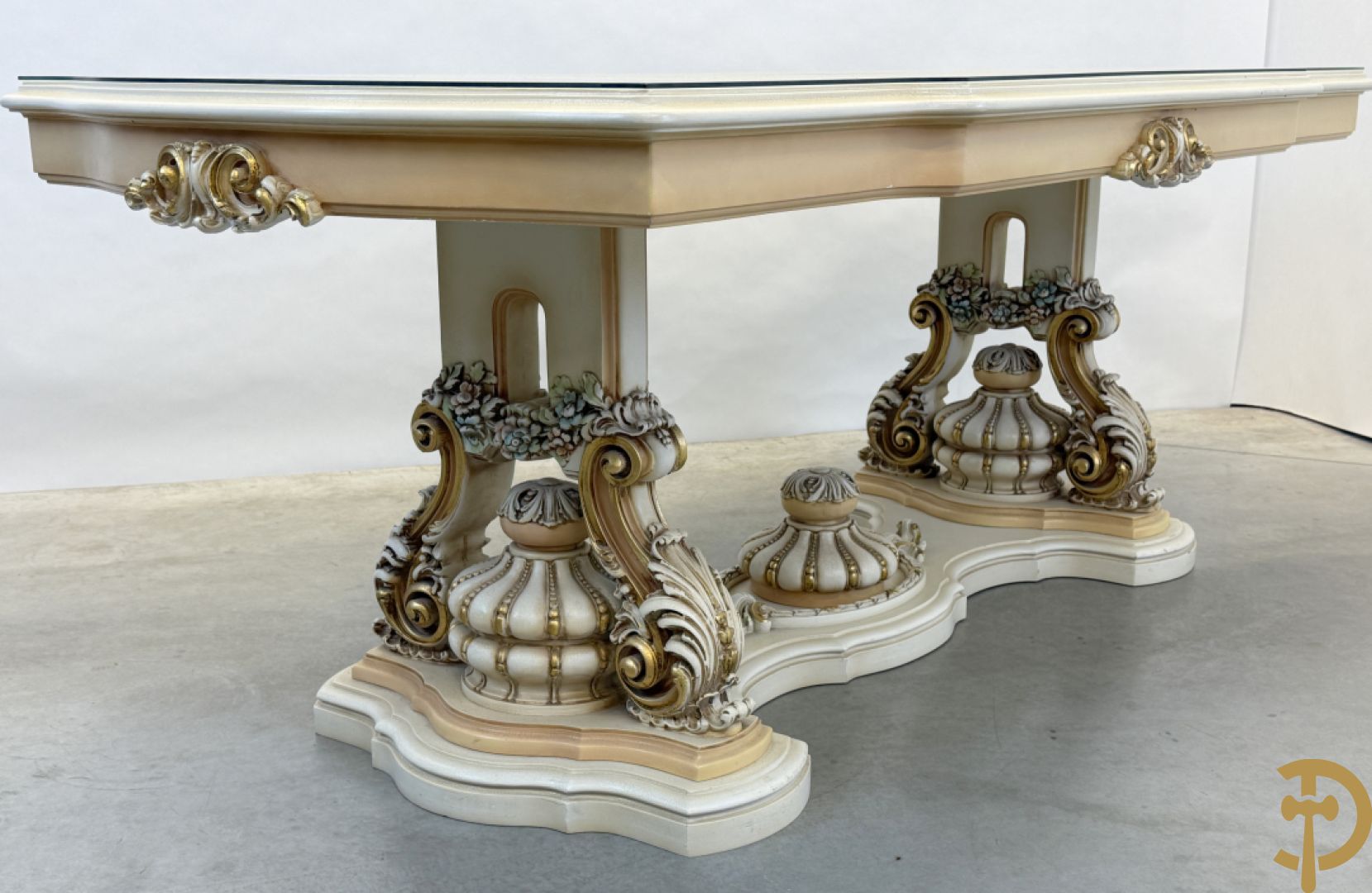 Italiaanse eetkamer met beschilderd bloemenmotief bestaande uit vierdeursdressoir met beschilderde bloemenmotieven, accanthusranken en glazen blad, tafel op gesculpteerde poten en 6 stoelen