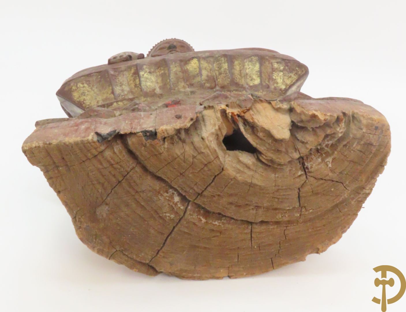 Houtgesculpteerde zittende boedha