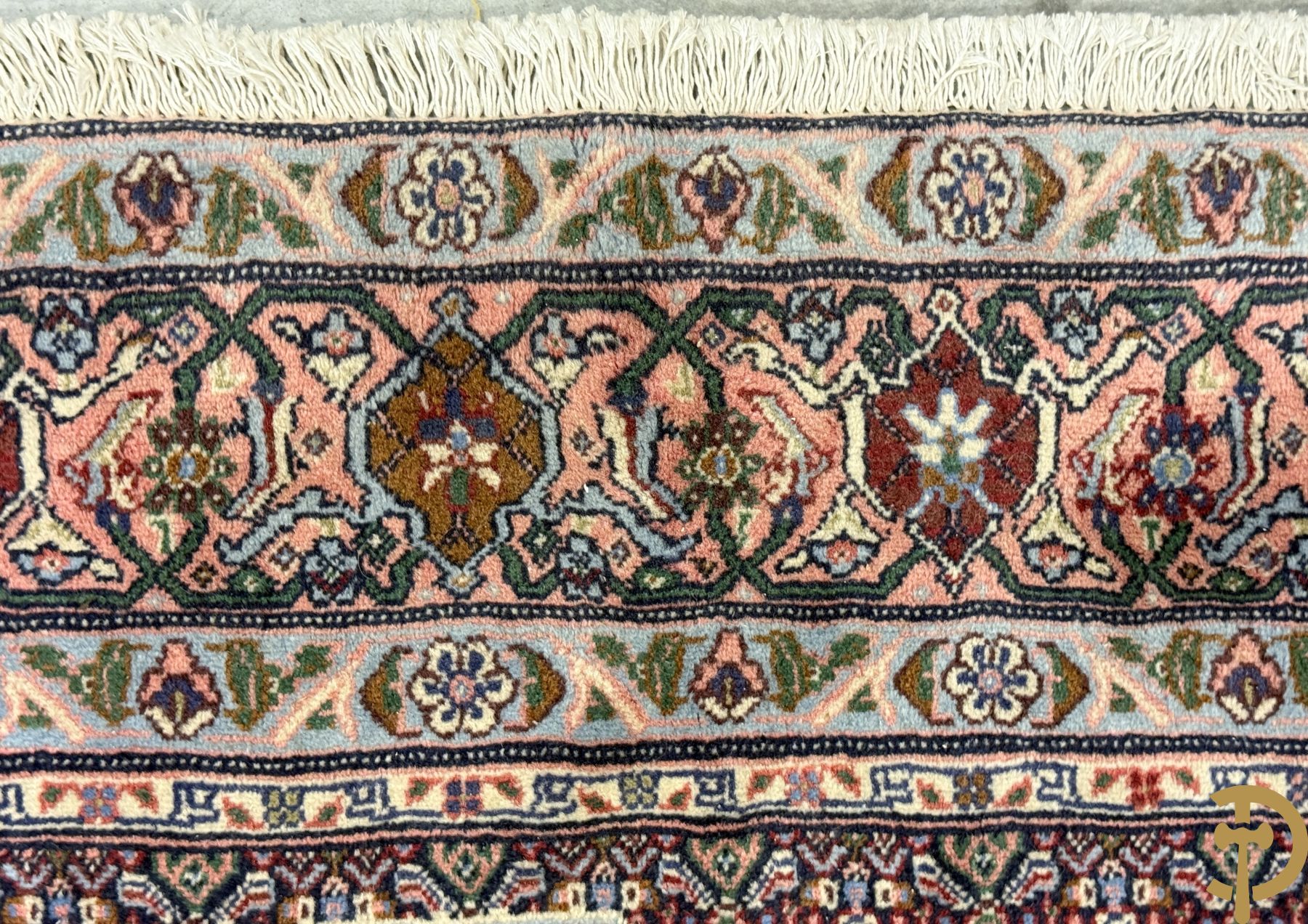 Oosters handgeknoopt tapijt met centraal trapeziumvormig decor