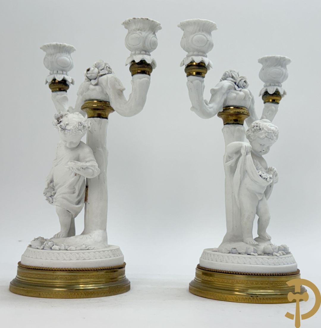 Paar biscuit kandelaars met cupido