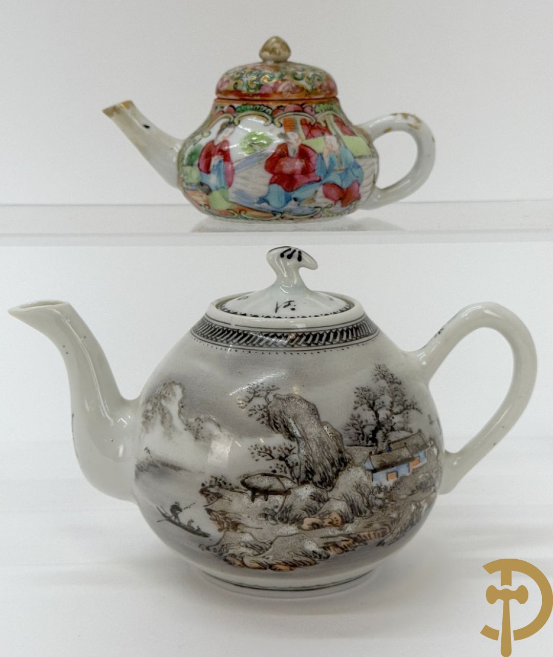 Chinees porseleinen theekannetje met landschapsdecor, vooraan en achteraan Chinese tekens, Republieks periode + kleine Kanton theekan