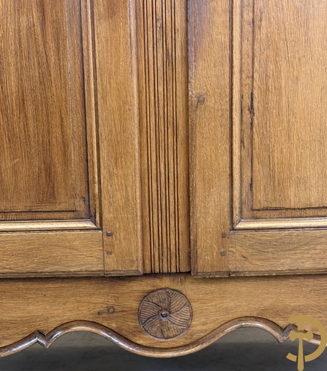 Massief eiken tweedeurskast met afgestoken panelen en gecanneleerde afgeronde hoeken