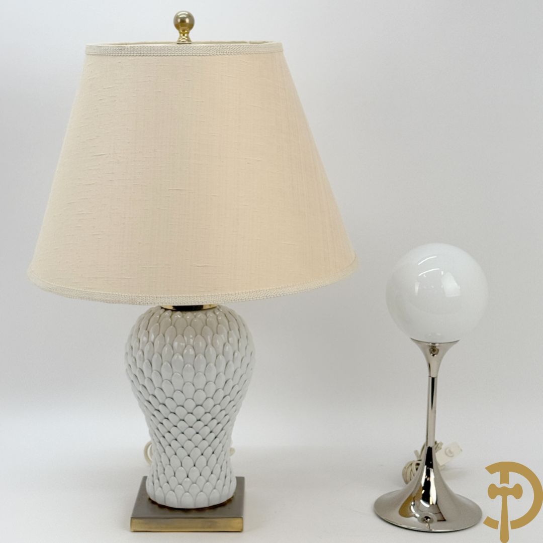 Vintage lamp met witte artisjok motief + vintage lamp met witte bol op chromé voet
