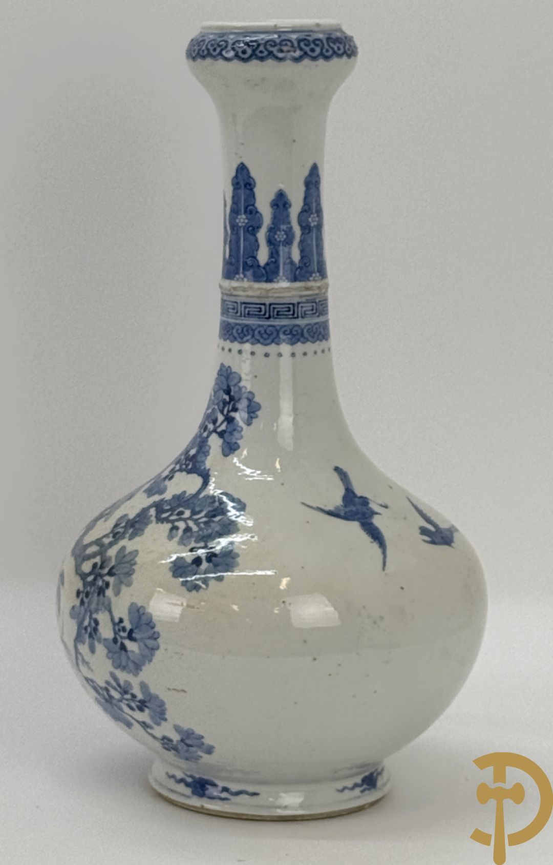 Chinese blauw/witte porseleinen kalebasvormige vaas met bloemen- en vogeldecor, onderaan gemerkt