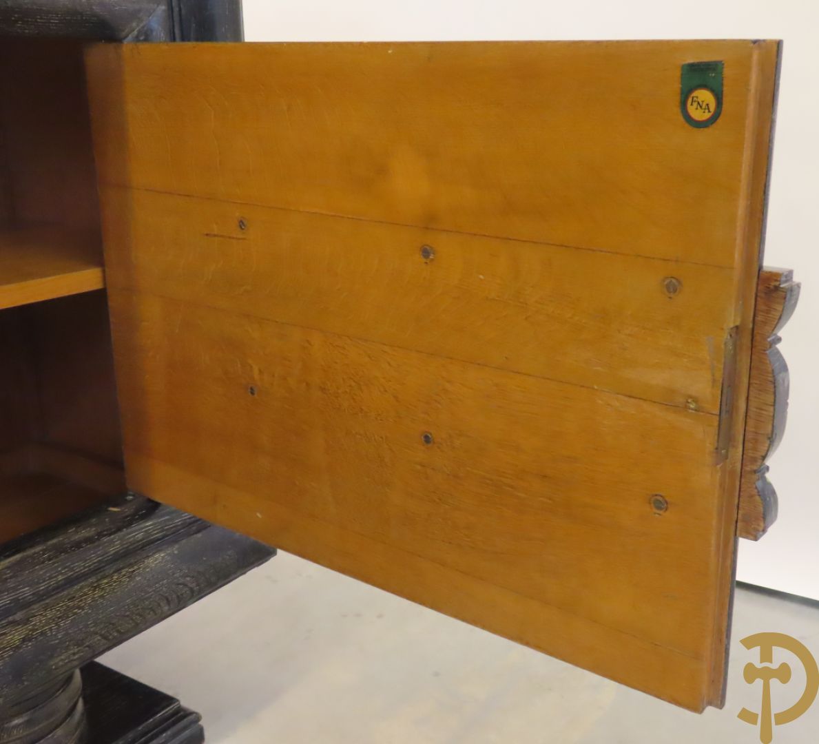 Art deco dressoir met 2 deuren en koperen baguette op sokkel